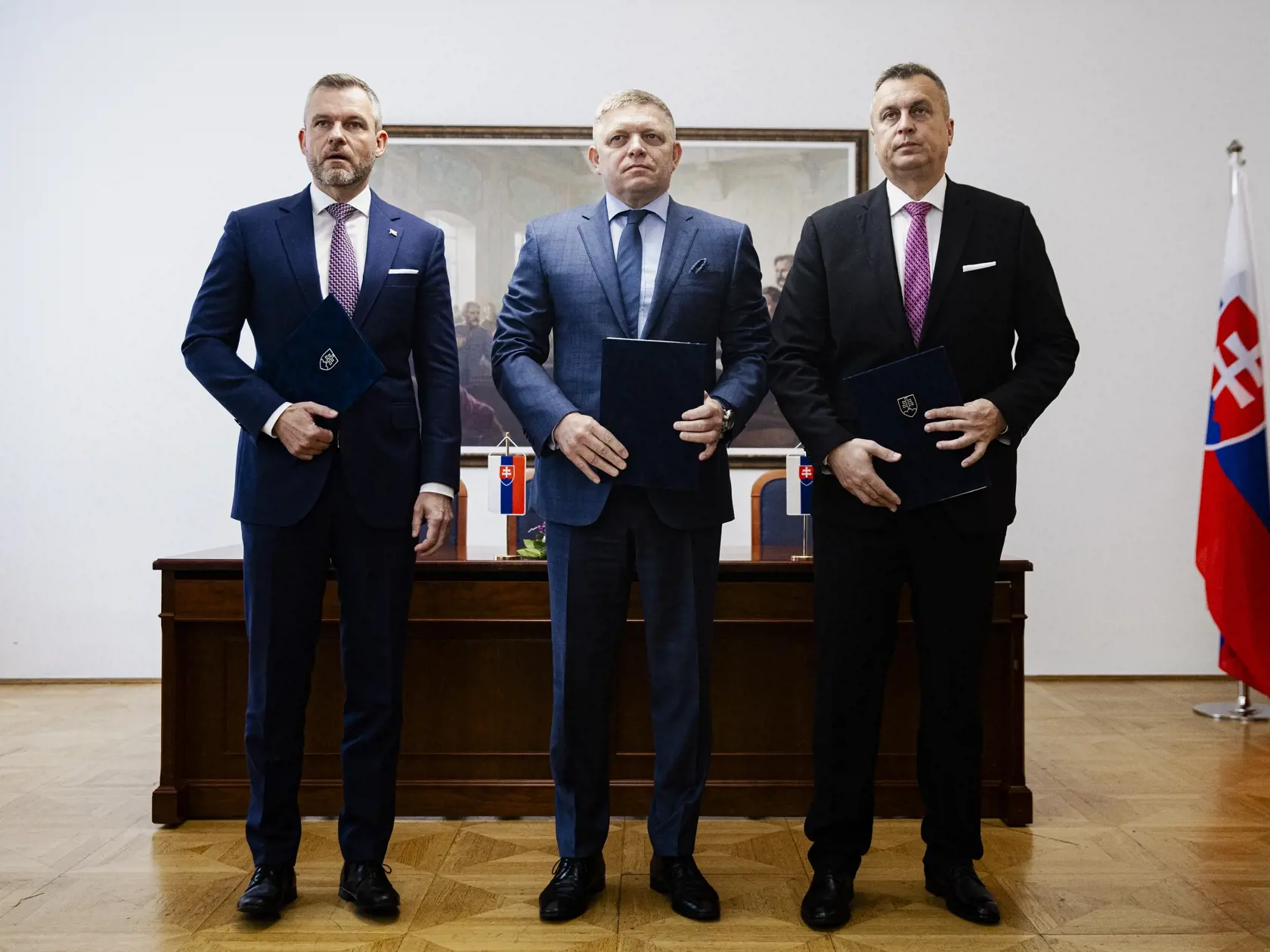 Robert Fico, Peter Pellegrini a Andrej Danko podpísali v historickej budove Národnej rady Slovenskej republiky Memorandum o porozumení, ktoré je základom pre vytvorenie budúcej koalície.