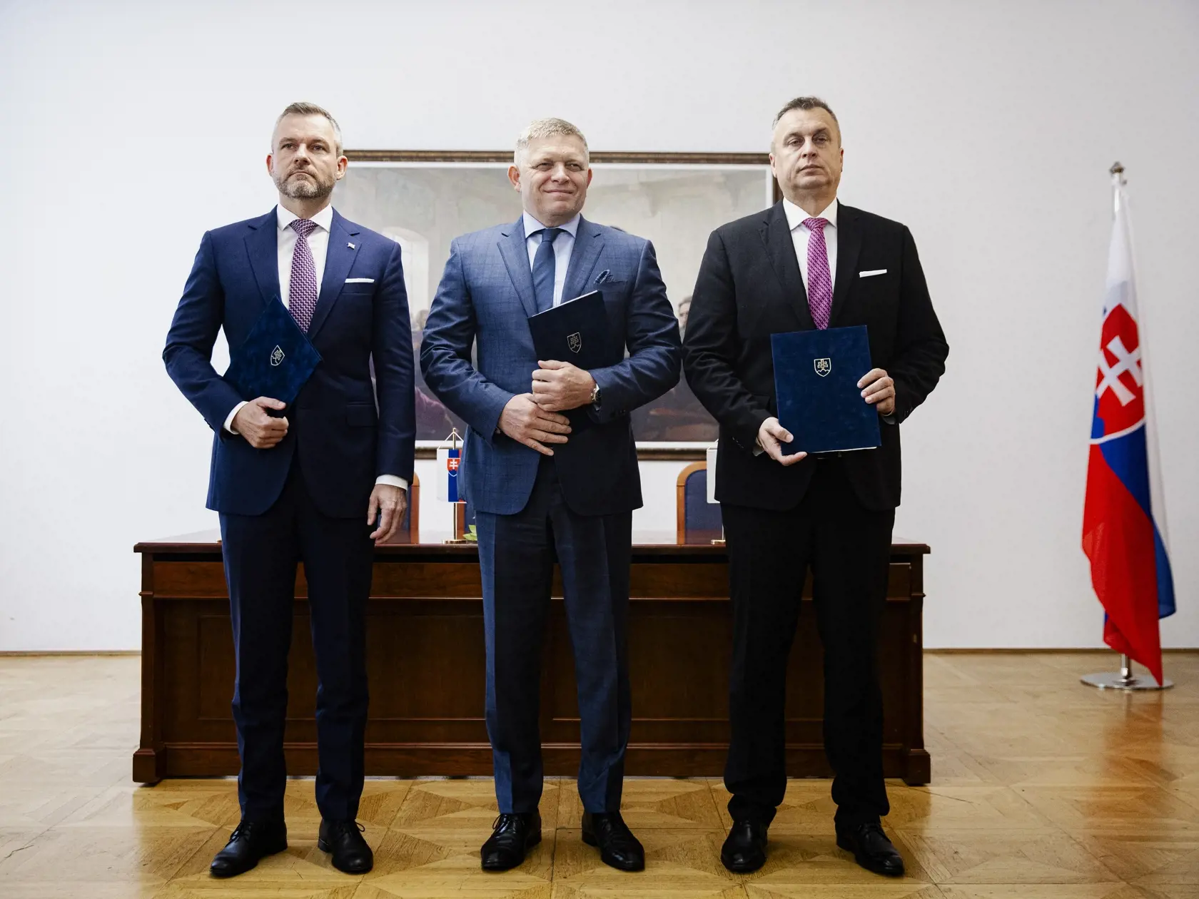Robert Fico, Peter Pellegrini a Andrej Danko podpísali v historickej budove Národnej rady Slovenskej republiky Memorandum o porozumení, ktoré je základom pre vytvorenie budúcej koalície.