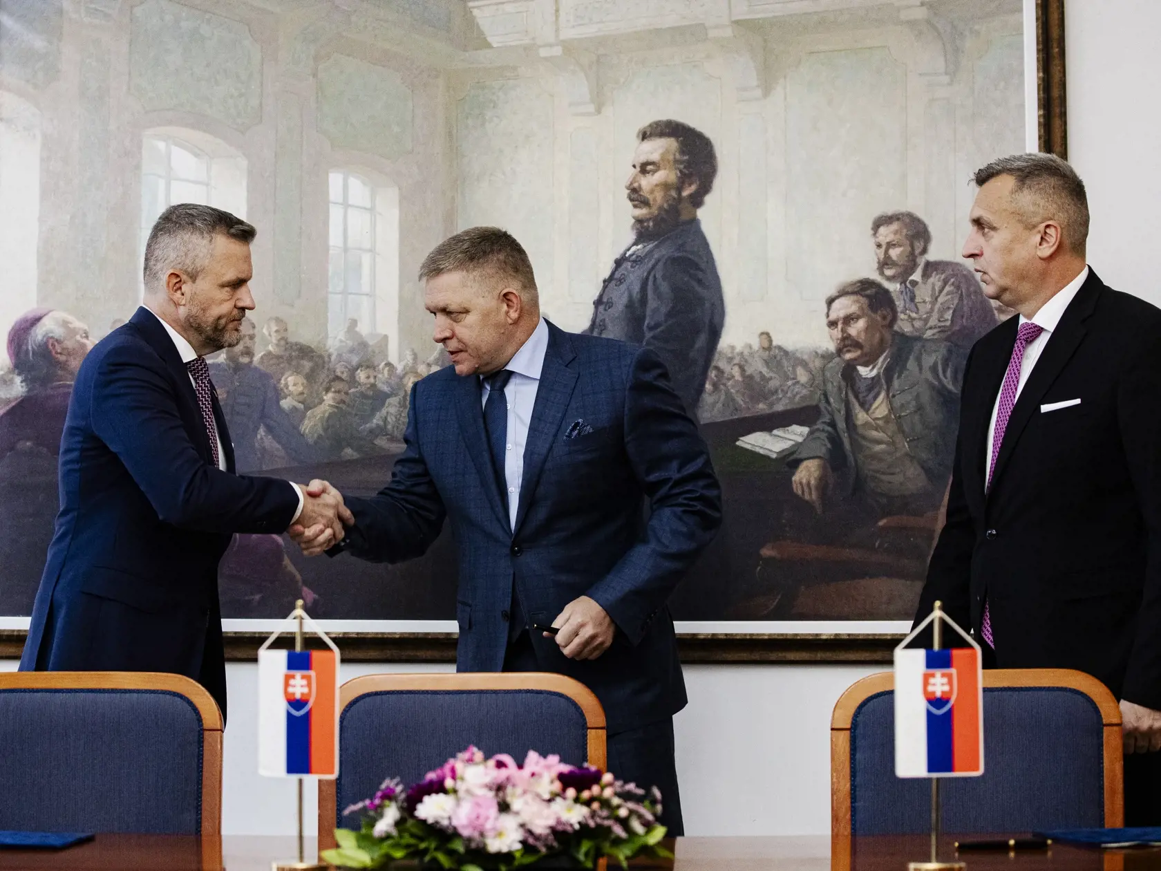 Robert Fico, Peter Pellegrini a Andrej Danko podpísali v historickej budove Národnej rady Slovenskej republiky Memorandum o porozumení, ktoré je základom pre vytvorenie budúcej koalície.