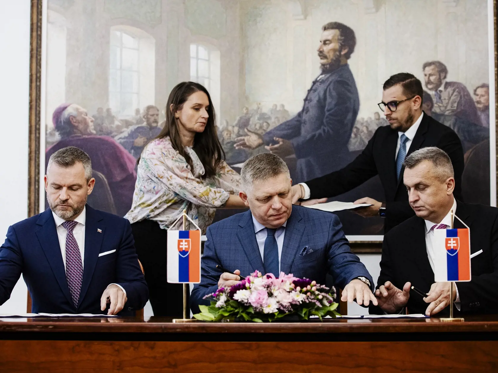 Robert Fico, Peter Pellegrini a Andrej Danko podpísali v historickej budove Národnej rady Slovenskej republiky Memorandum o porozumení, ktoré je základom pre vytvorenie budúcej koalície.