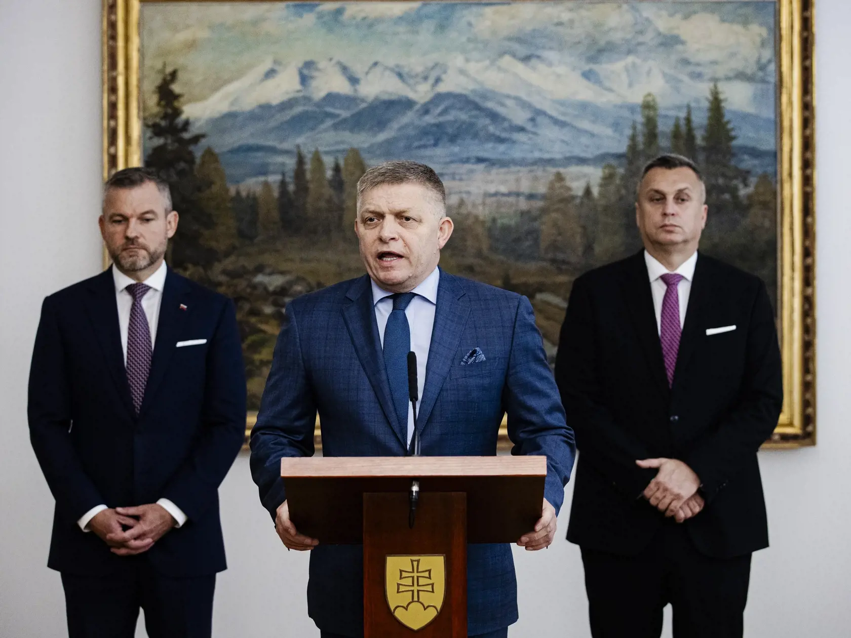 Robert Fico, Peter Pellegrini a Andrej Danko podpísali v historickej budove Národnej rady Slovenskej republiky Memorandum o porozumení, ktoré je základom pre vytvorenie budúcej koalície.