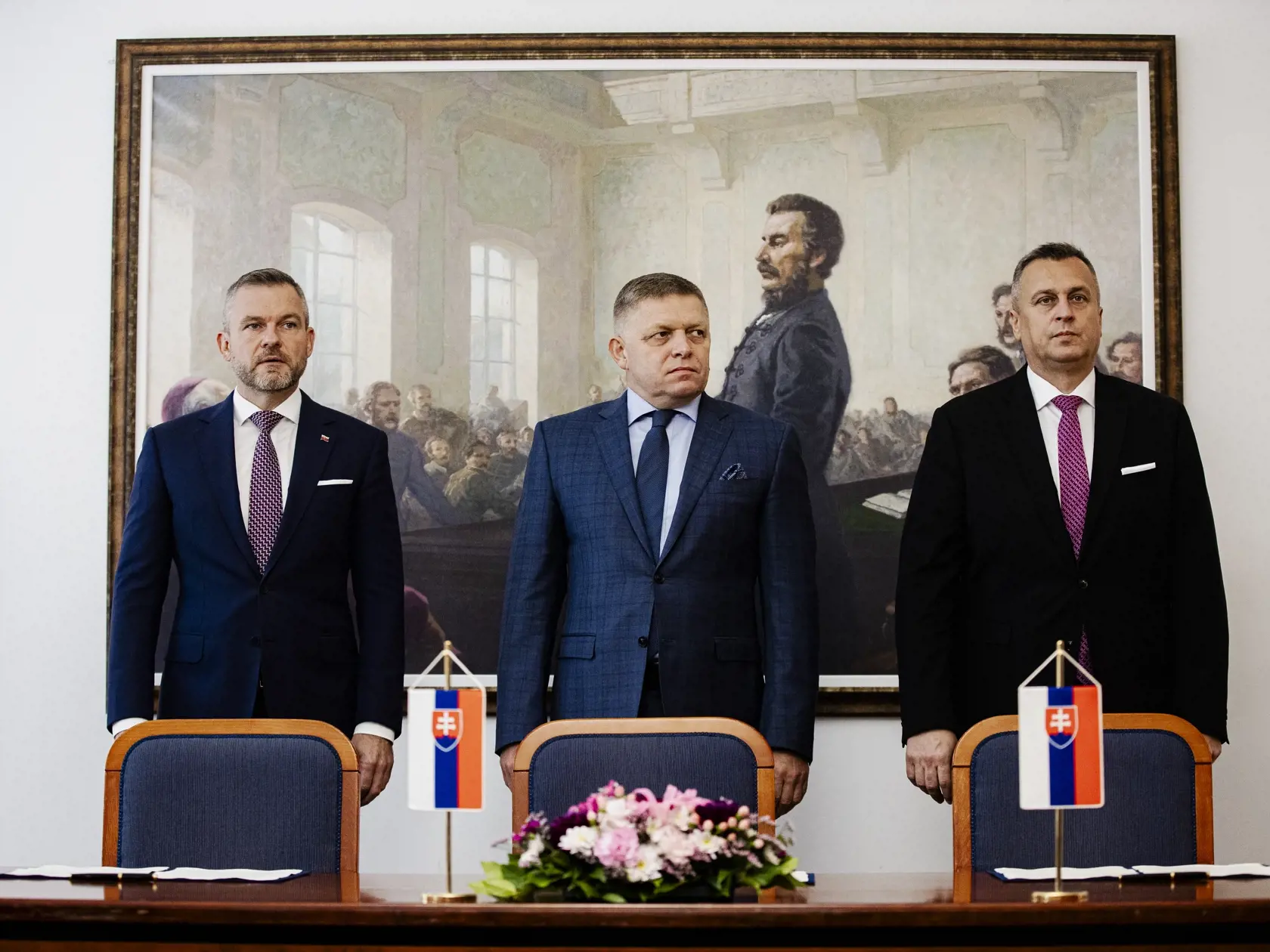 Robert Fico, Peter Pellegrini a Andrej Danko podpísali v historickej budove Národnej rady Slovenskej republiky Memorandum o porozumení, ktoré je základom pre vytvorenie budúcej koalície.