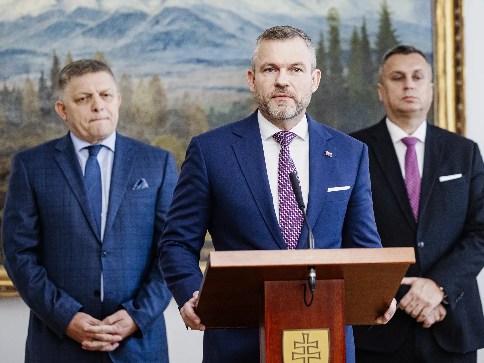 Robert Fico, Peter Pellegrini a Andrej Danko podpísali v historickej budove Národnej rady Slovenskej republiky Memorandum o porozumení, ktoré je základom pre vytvorenie budúcej koalície.