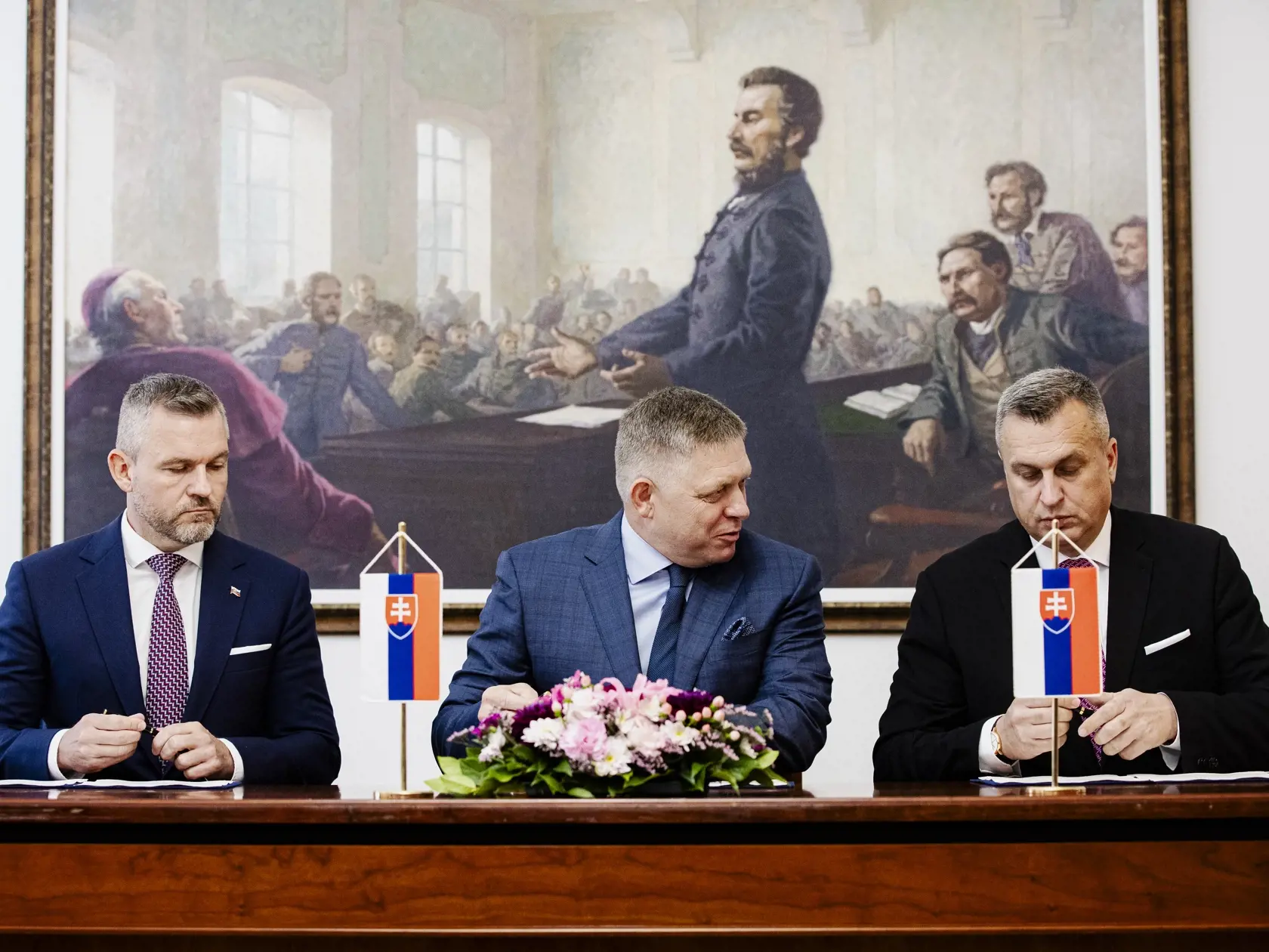 Robert Fico, Peter Pellegrini a Andrej Danko podpísali v historickej budove Národnej rady Slovenskej republiky Memorandum o porozumení, ktoré je základom pre vytvorenie budúcej koalície.