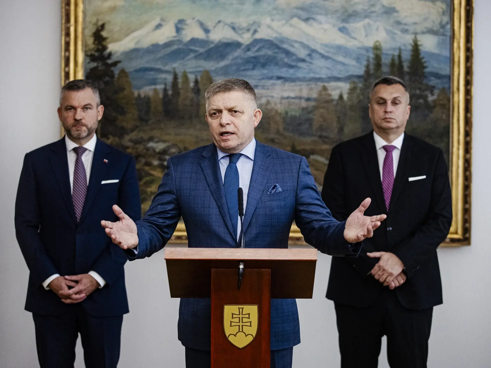 Robert Fico, Peter Pellegrini a Andrej Danko podpísali v historickej budove Národnej rady Slovenskej republiky Memorandum o porozumení, ktoré je základom pre vytvorenie budúcej koalície.