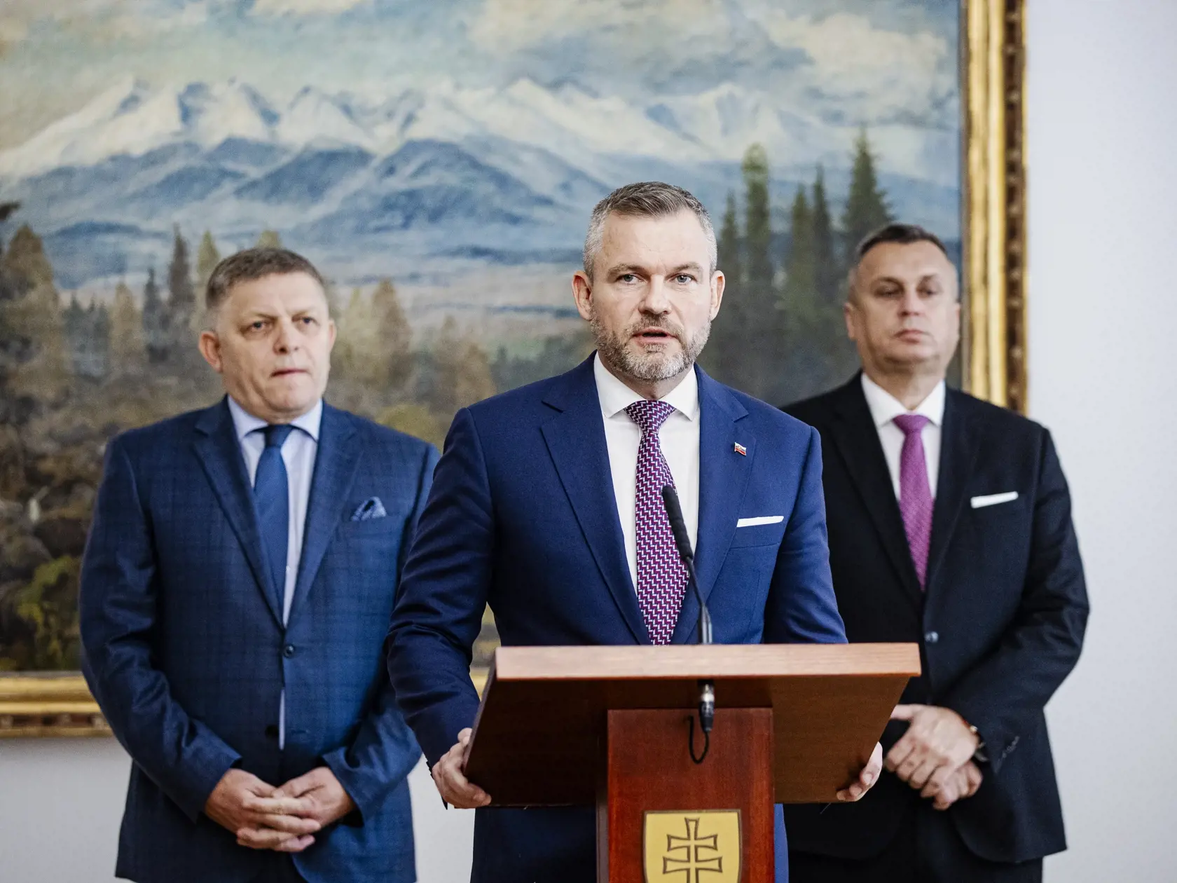 Robert Fico, Peter Pellegrini a Andrej Danko podpísali v historickej budove Národnej rady Slovenskej republiky Memorandum o porozumení, ktoré je základom pre vytvorenie budúcej koalície.