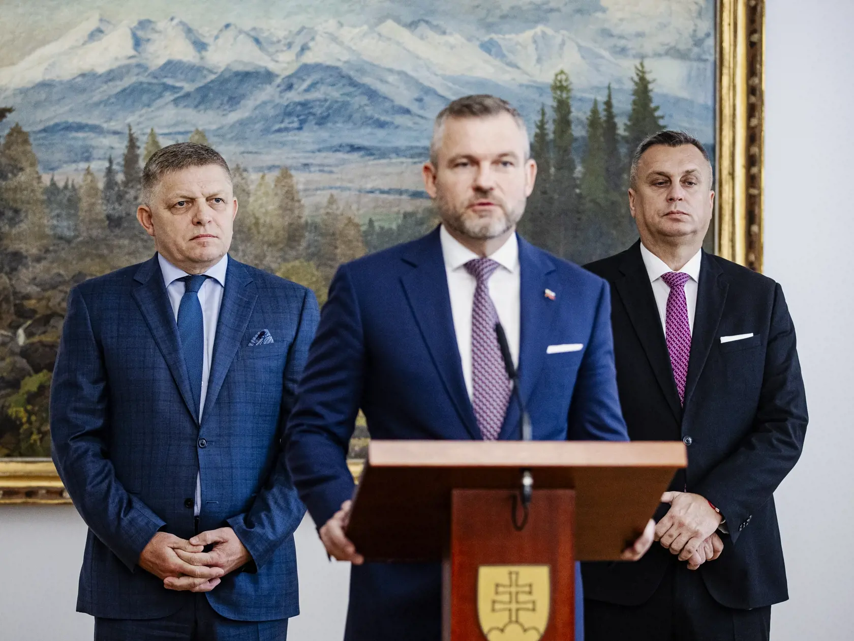 Robert Fico, Peter Pellegrini a Andrej Danko podpísali v historickej budove Národnej rady Slovenskej republiky Memorandum o porozumení, ktoré je základom pre vytvorenie budúcej koalície.