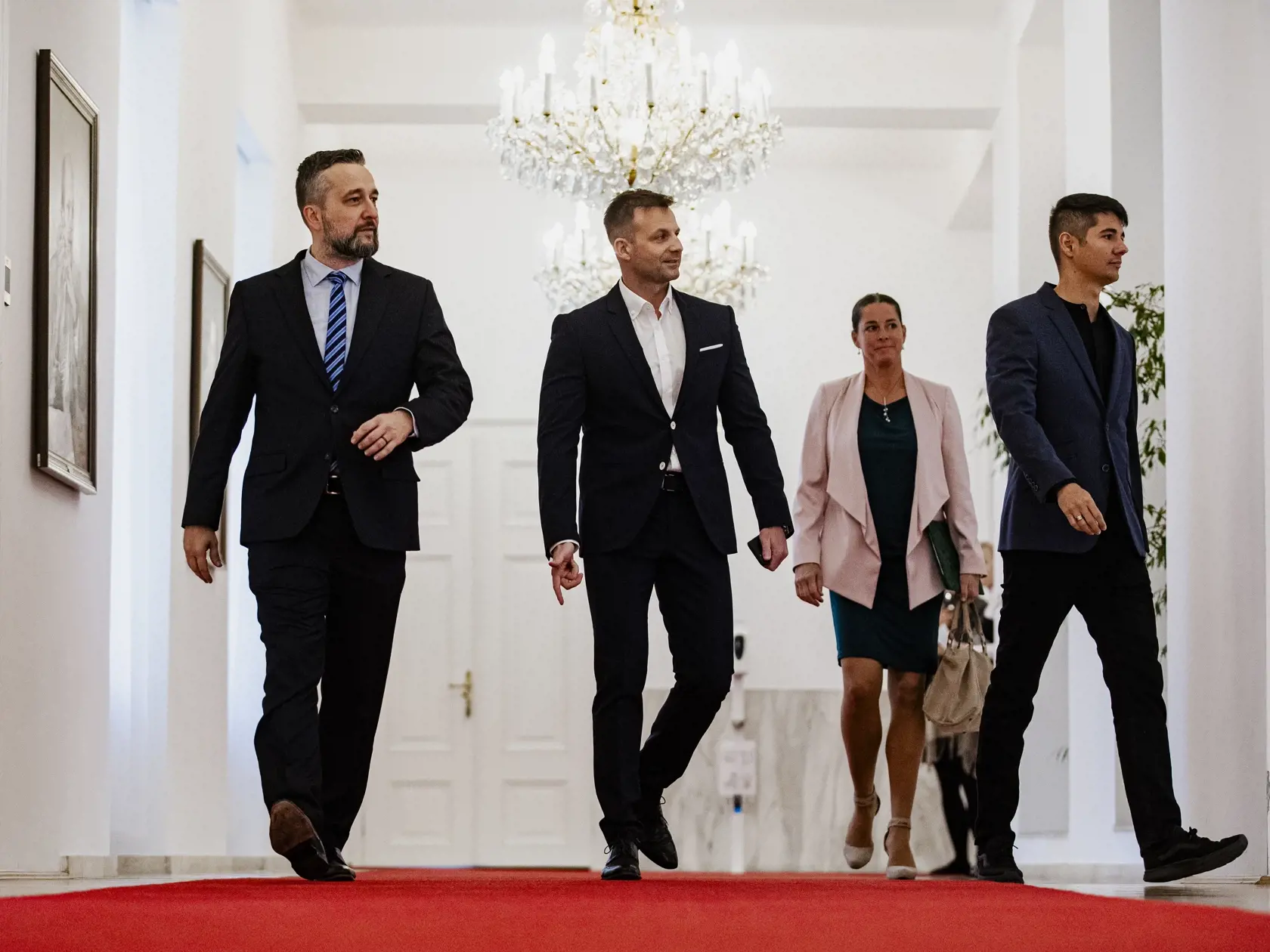 Robert Fico, Peter Pellegrini a Andrej Danko podpísali v historickej budove Národnej rady Slovenskej republiky Memorandum o porozumení, ktoré je základom pre vytvorenie budúcej koalície.