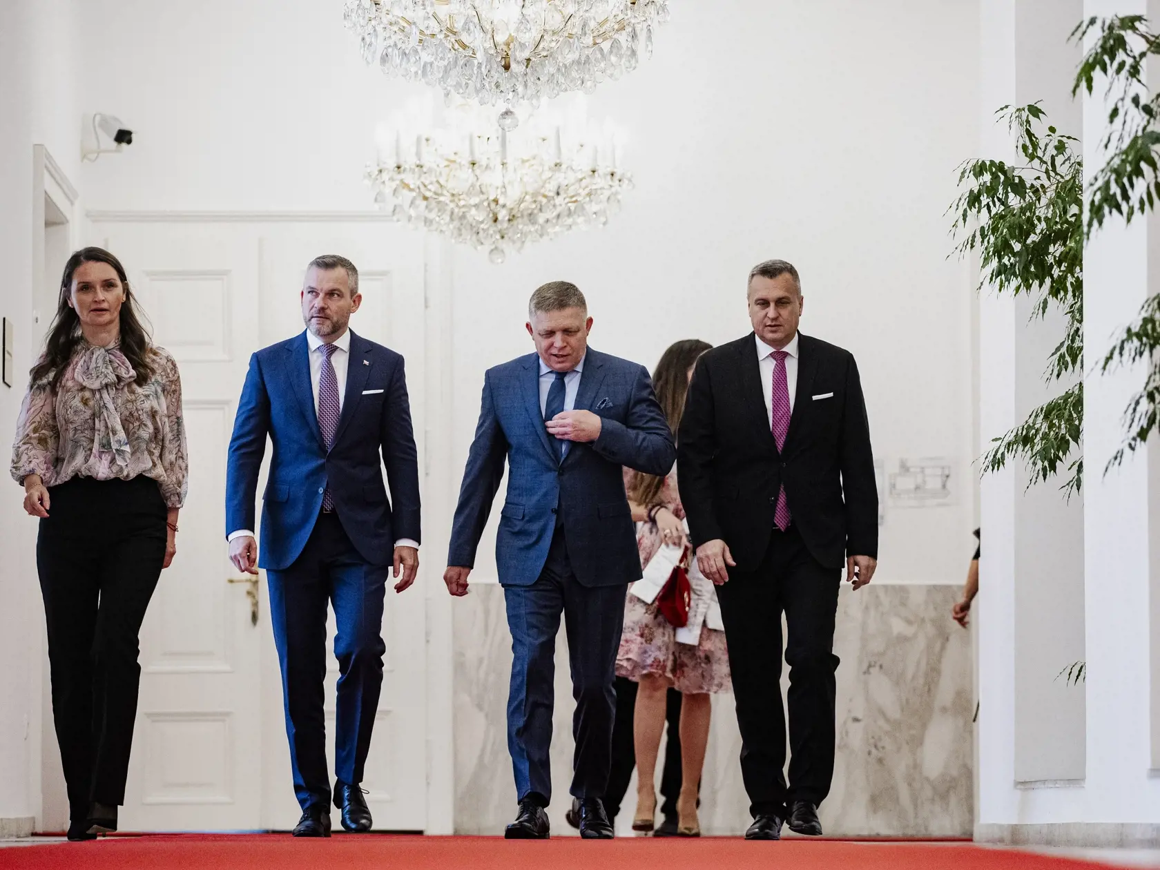Robert Fico, Peter Pellegrini a Andrej Danko podpísali v historickej budove Národnej rady Slovenskej republiky Memorandum o porozumení, ktoré je základom pre vytvorenie budúcej koalície.