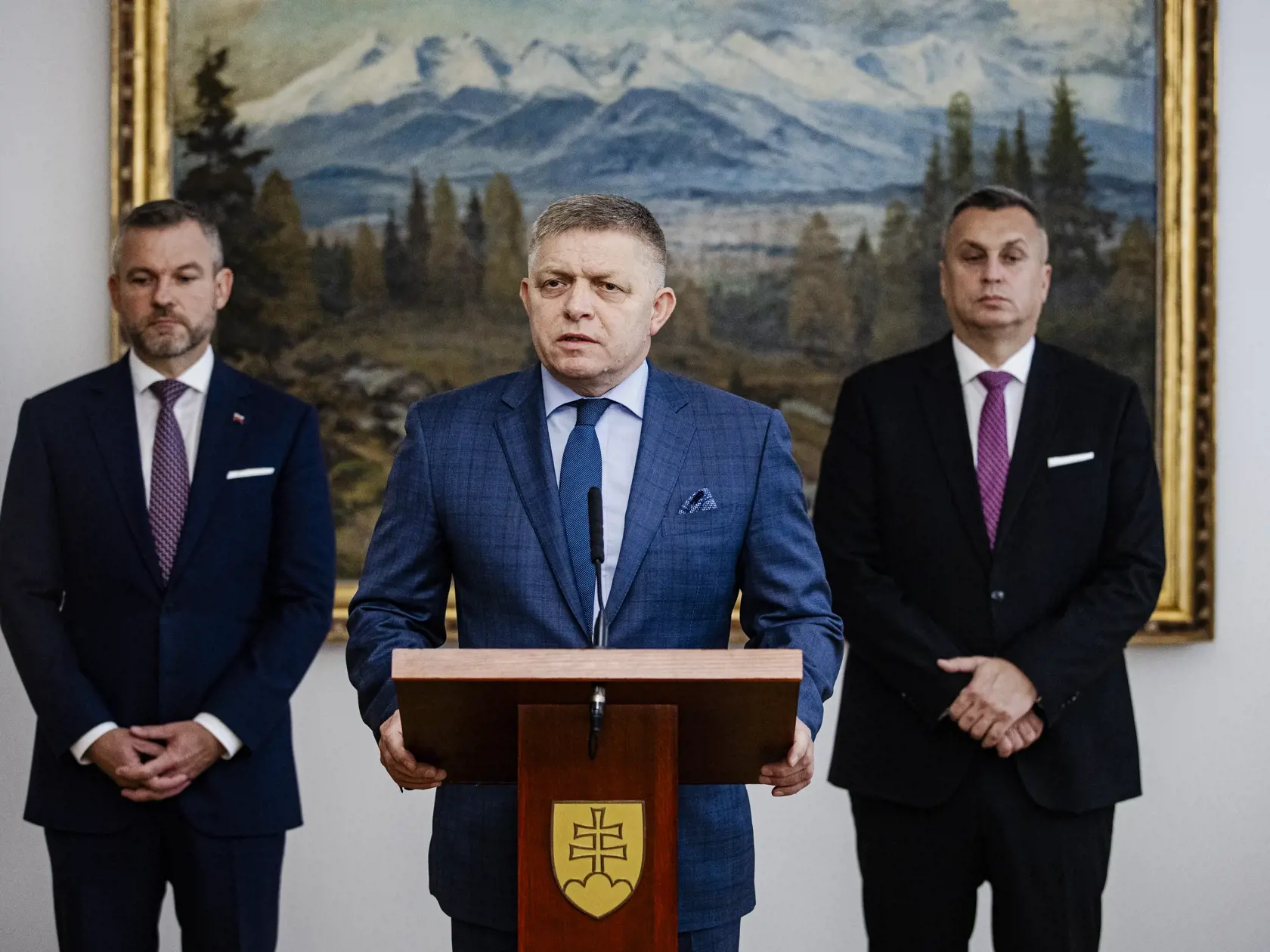 Robert Fico, Peter Pellegrini a Andrej Danko podpísali v historickej budove Národnej rady Slovenskej republiky Memorandum o porozumení, ktoré je základom pre vytvorenie budúcej koalície.