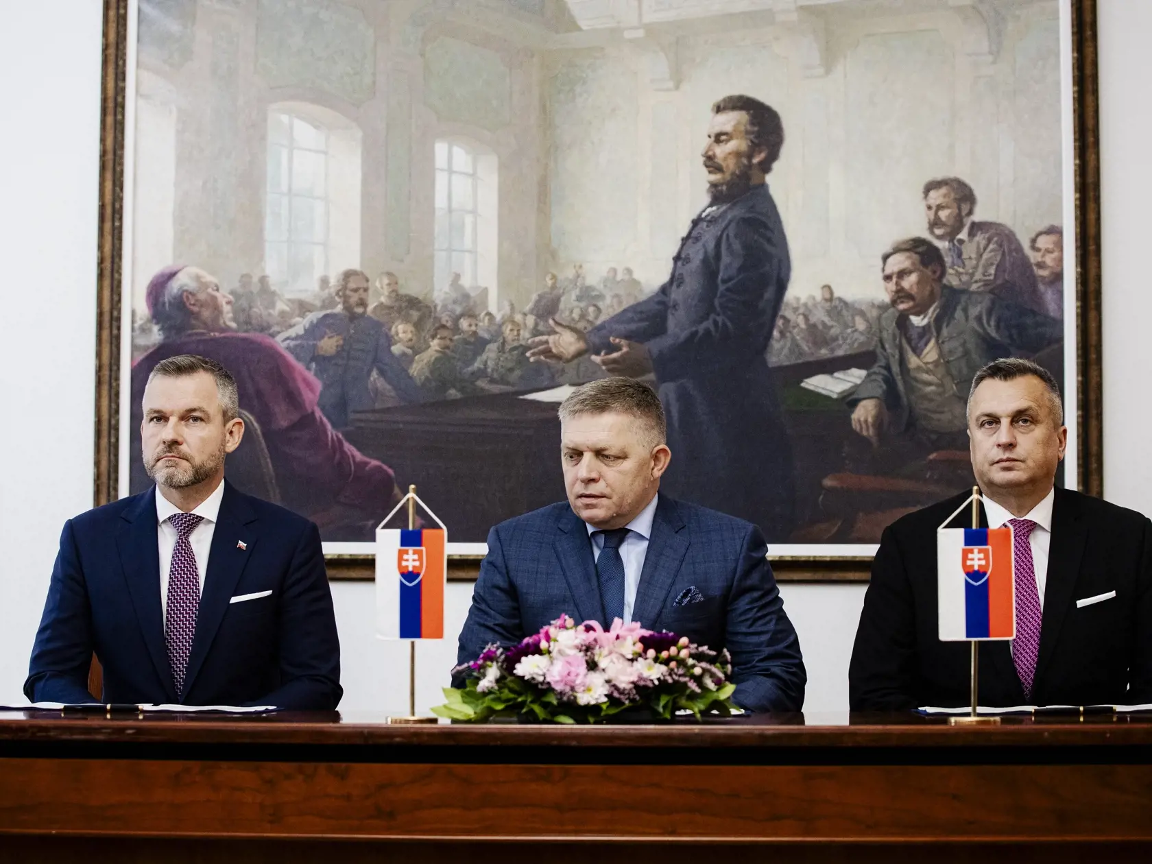 Robert Fico, Peter Pellegrini a Andrej Danko podpísali v historickej budove Národnej rady Slovenskej republiky Memorandum o porozumení, ktoré je základom pre vytvorenie budúcej koalície.