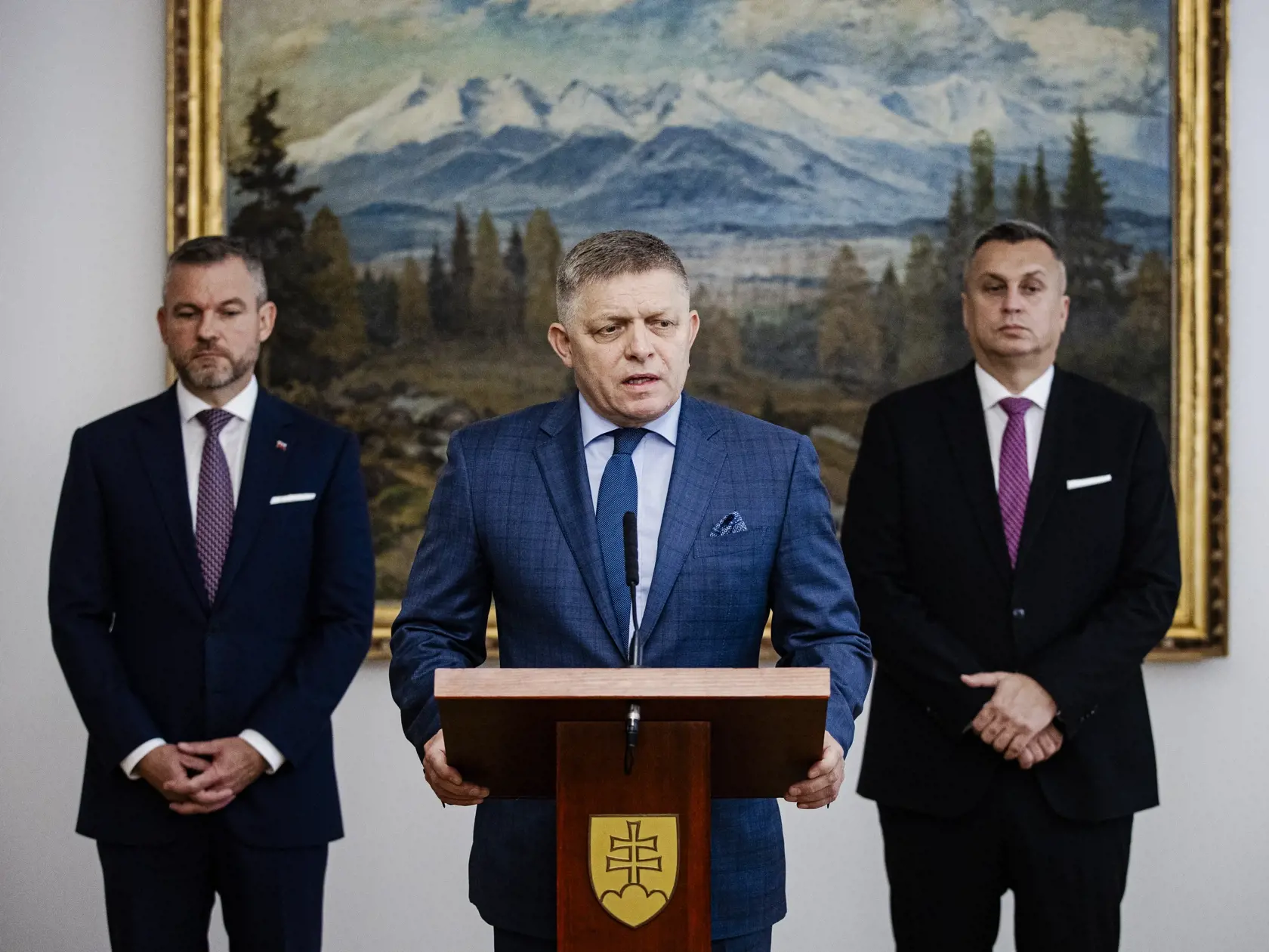Robert Fico, Peter Pellegrini a Andrej Danko podpísali v historickej budove Národnej rady Slovenskej republiky Memorandum o porozumení, ktoré je základom pre vytvorenie budúcej koalície.