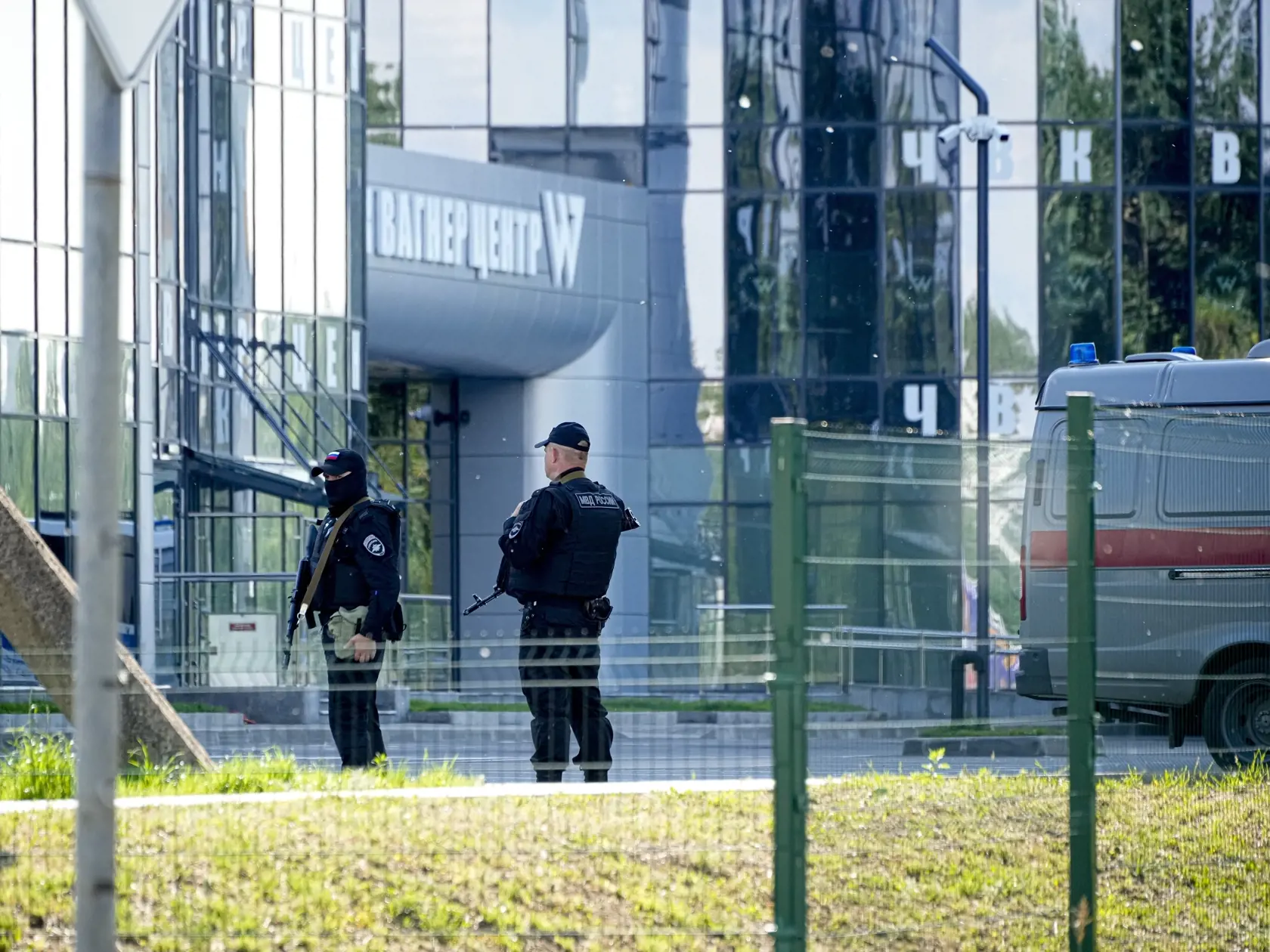 Na snímke policajti strážia oblasť pri kancelárii centra žoldnierskej Vagnerovej skupiny, ktorá je spojená s jej majiteľom Jevgenijom Prigožinom v Petrohrade v Rusku v sobotu 24. júna 2023.