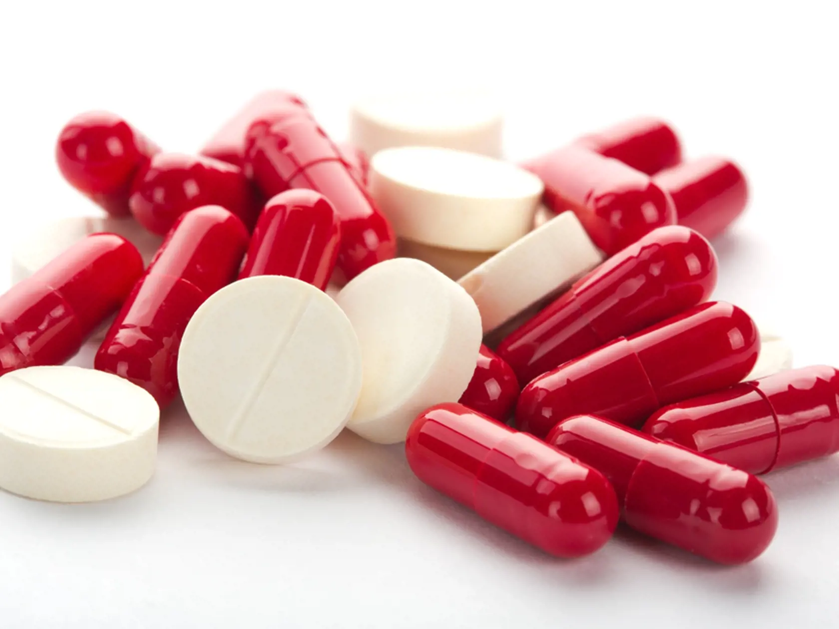 Závrat môžu spôsobiť aj niektoré lieky. Pozorne si prečítajte príbalový leták. Niektoré antibiotiká uvádzajú závrat medzi nežiadúcimi účinkami. Závraty môžu vyvolať aj lieky na liečbu úzkosti, napätia, podráždenosti, poruch spánku, ale aj prípravky na liečbu porúch srdcovo-cievneho, dýchacieho, tráviaceho či močovo-pohlavného systému vyvolaných stresom, úzkosťou a napätím. Závraty vyvolávajú aj liečivá na liečbu psychosomatických porúch, ako sú bolesti hlavy alebo ochorenia kože psychického pôvodu. 