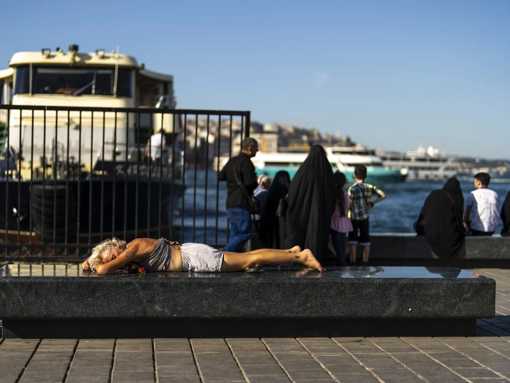 EBE 20 Istanbul - Na snímke žena leží na lavičke počas horúceho dňa v Istanbule v Turecku v piatok 7. júna 2024. FOTO TASR/AP

A woman lies on a bench under the sun, during a hot day in Istanbul, Turkey, Friday, June 7, 2024. (AP Photo/Francisco Seco)