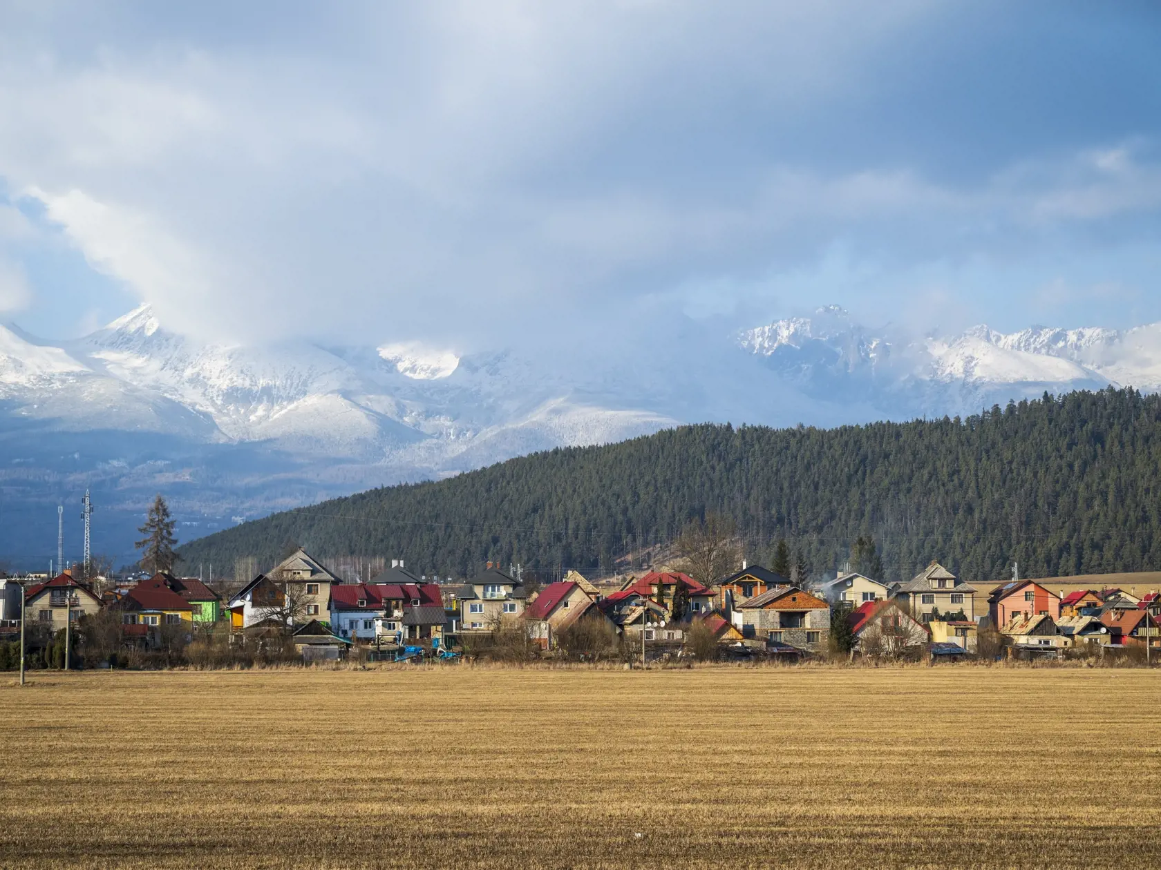 Na snímke domy v obci Lučivná, v pozadí Vysoké Tatry 18. februára 2025.