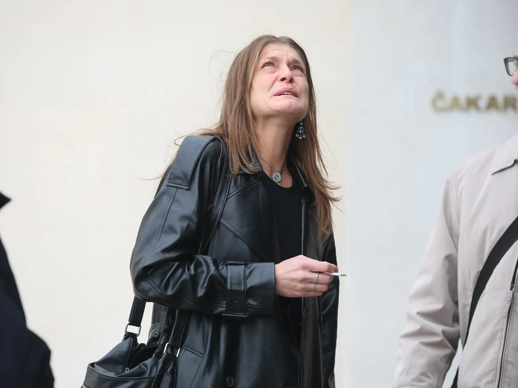 Zrútená vdova Katarína Feldeková na pohrebe manžela Richard Šimurka († 55).