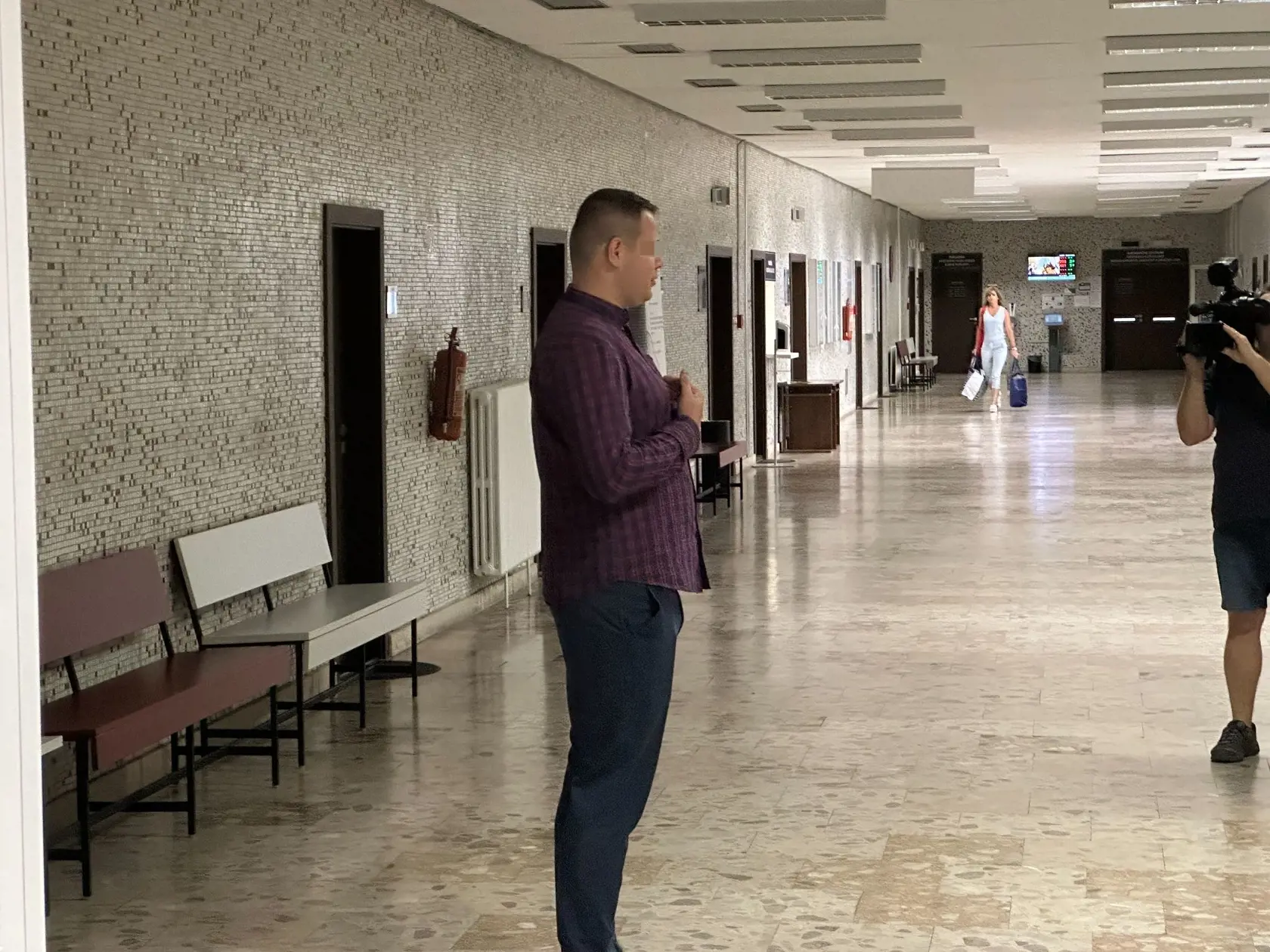 Spozorovať muža vyťahujúceho si nohavice mali v nočných hodinách v lete 2022 policajti, ktorí ho však ďalej neriešili - povedal im, že bol vykonať len potrebu. Následne v kríkoch muži zákona objavili dvoch chlapcov.