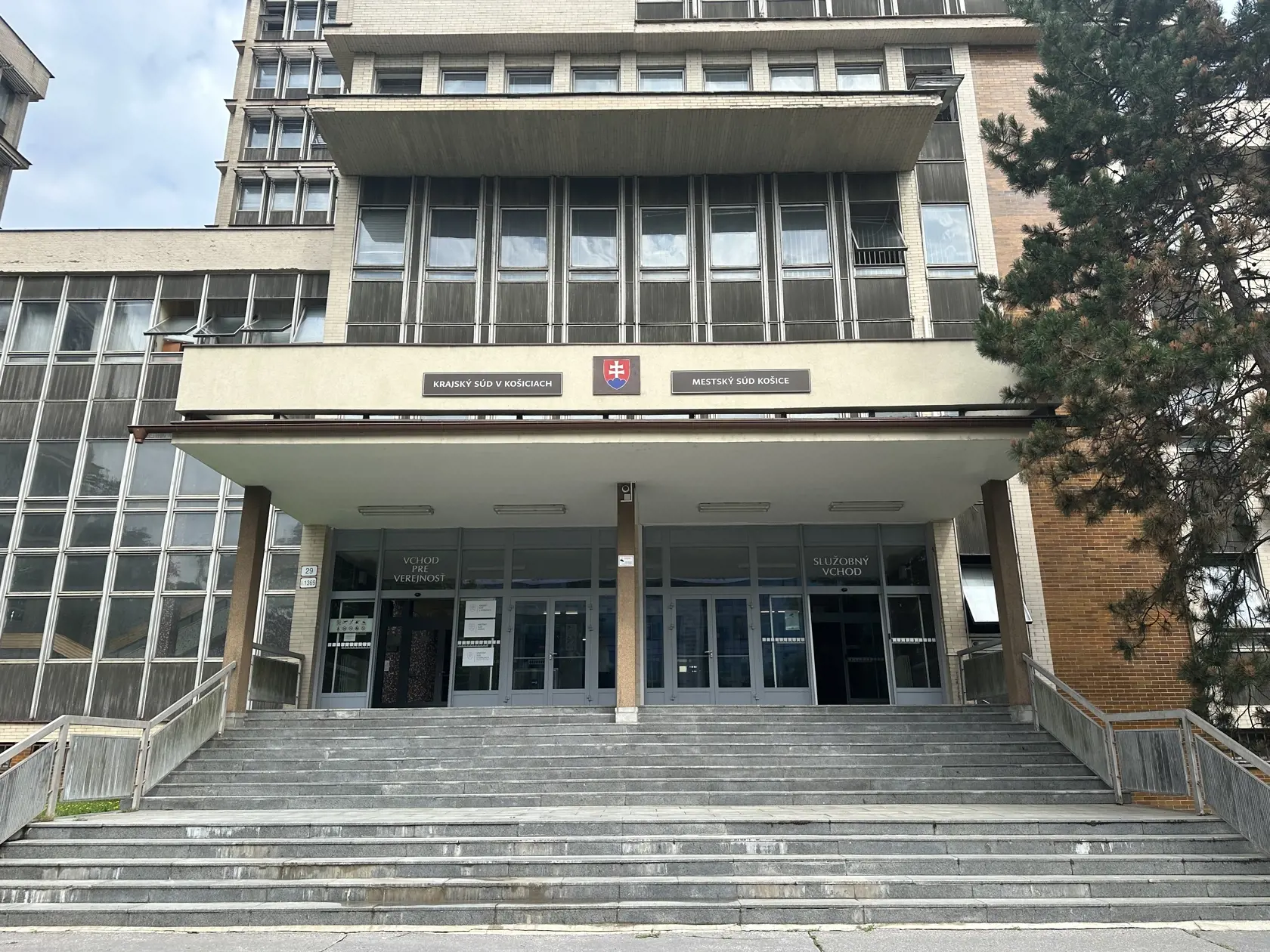 Najprv mali chlapci inhalovať toluén, ktorý im mal dať obvinený. Následne mal obvinený požiadať 13-ročného chlapca, aby sa vyzliekol, pričom ho mal začať ohmatávať a orálne uspokojiť a následne si role vymenili.