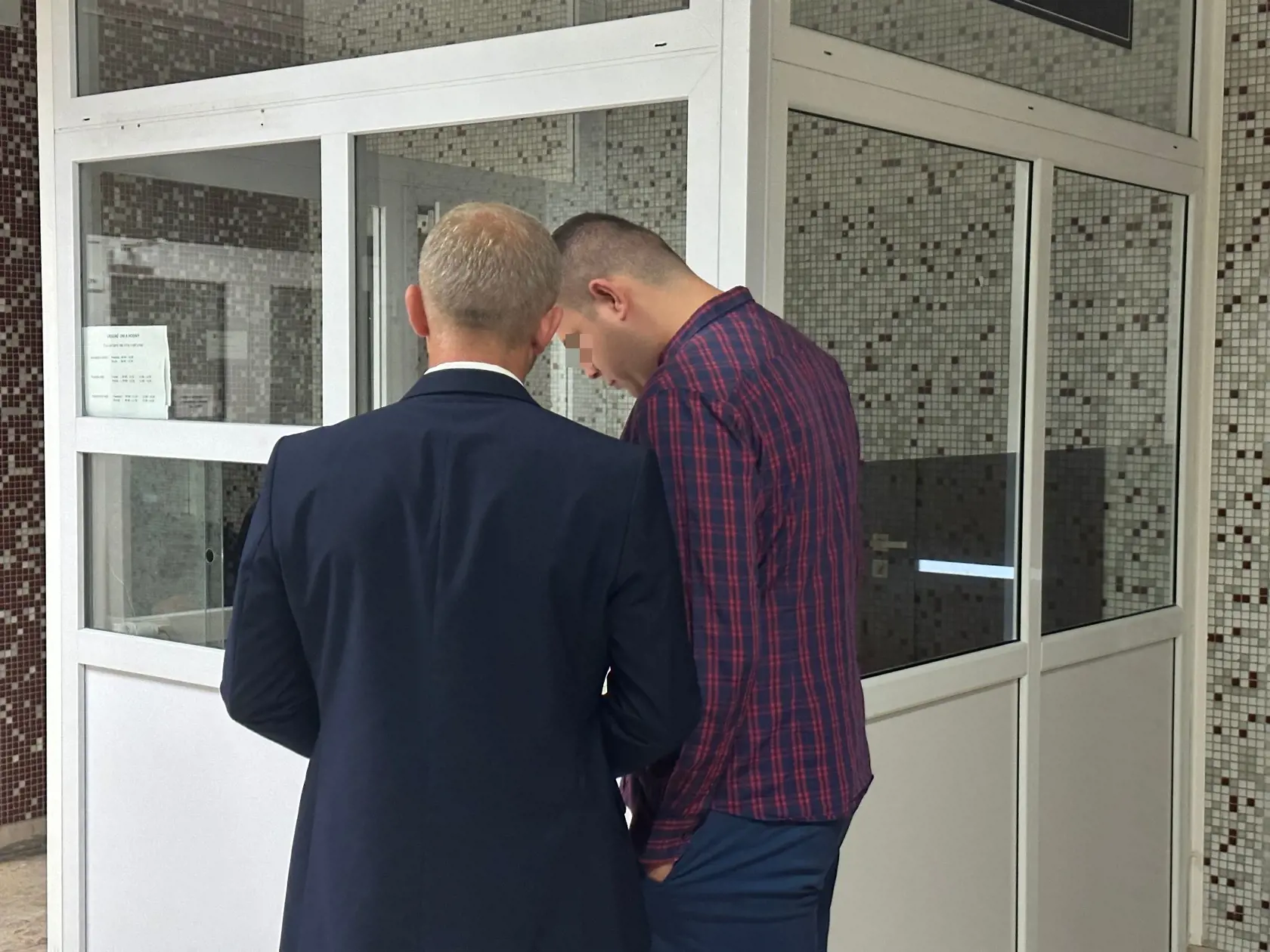 „Nebudem sa vyjadrovať na vaše otázky a neželám si, aby ste ma kamerovali a sa ma pýtali otázky,“ reagoval obvinený pre novinárov.