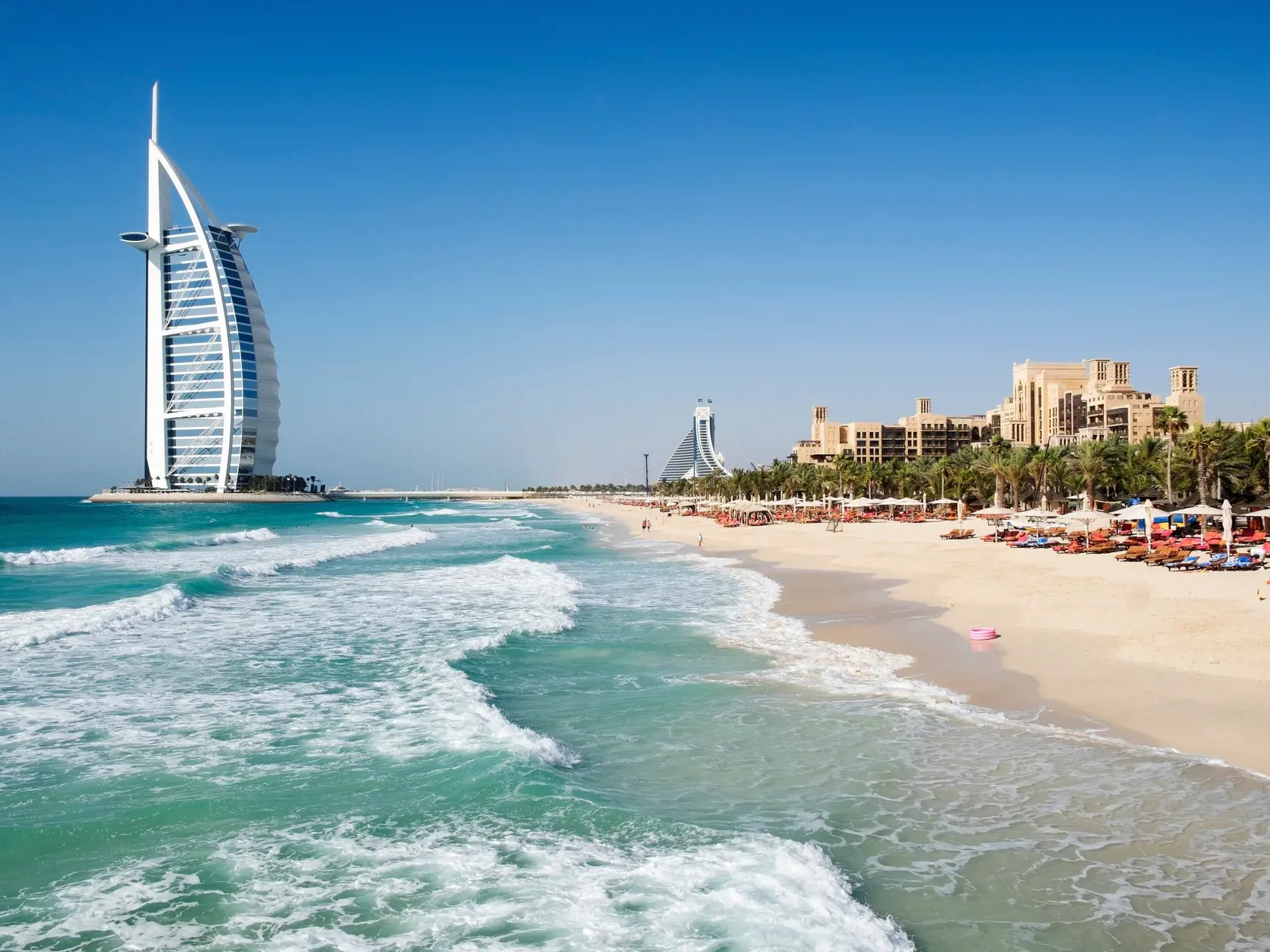 DUBAJ - Negatívny PCR test – nie starší ako 72 hodín pred vstupom do Dubaja, ďalší test vykonajú cestujúcemu na mieste zadarmo. Rúško na tvári musíte mať počas letu a taktiež vo všetkých dopravných prostriedkoch, v hoteli ani v reštaurácii hostia rúška mať nemusia, nosí ich len personál.
