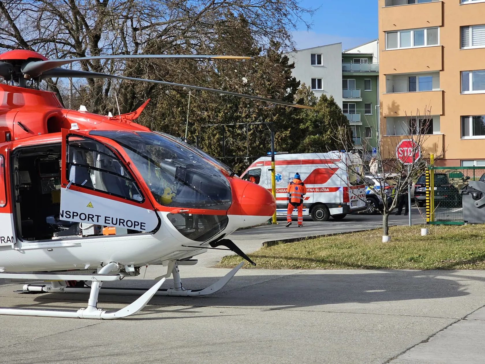 Záchranári zo základne Krištof 01 v Bratislave pomáhali dnes dopoludnia v Šamoríne mužovi po páde zo stromu.