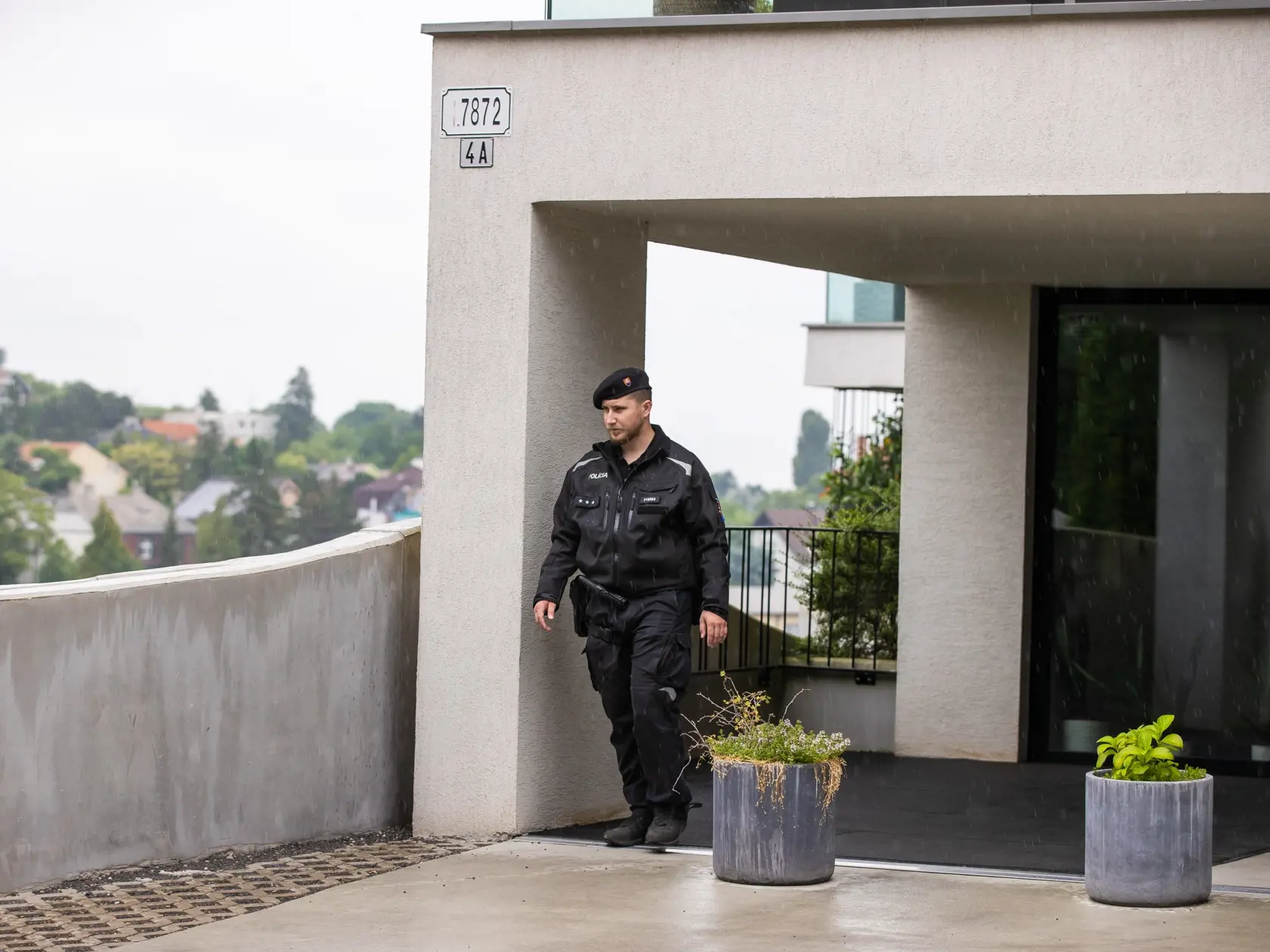 Policajný doprovod pred Sokolská residence kde býva premiér Robert Fico. 