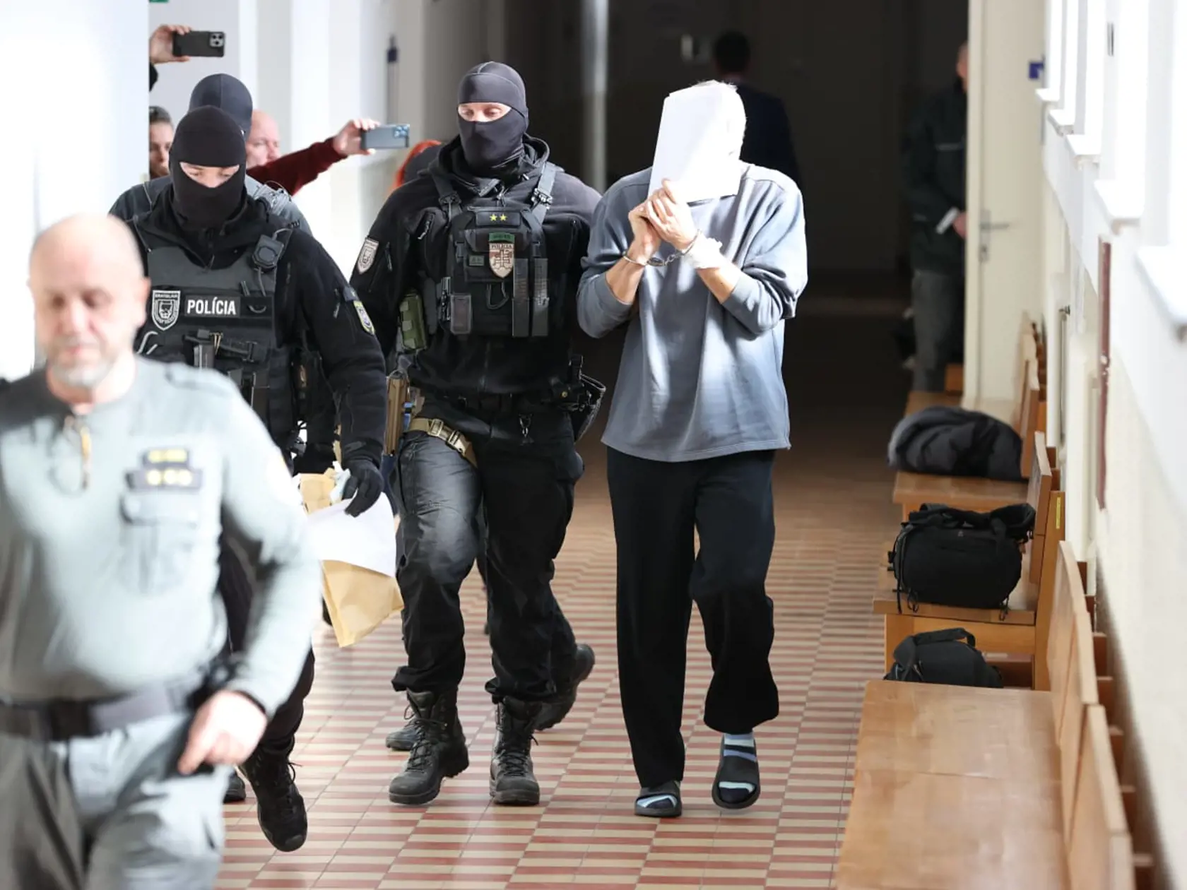 Mestský súd Bratislava I v týchto chvíľach rozhoduje o väzbe pre 43-ročného Juraja, ktorého polícia viní z brutálnej vraždy svojej manželky Janky († 40) v bratislavskom Prievoze. Manželský pár žil v susedstve lídra skupiny Elán Joža Ráža.