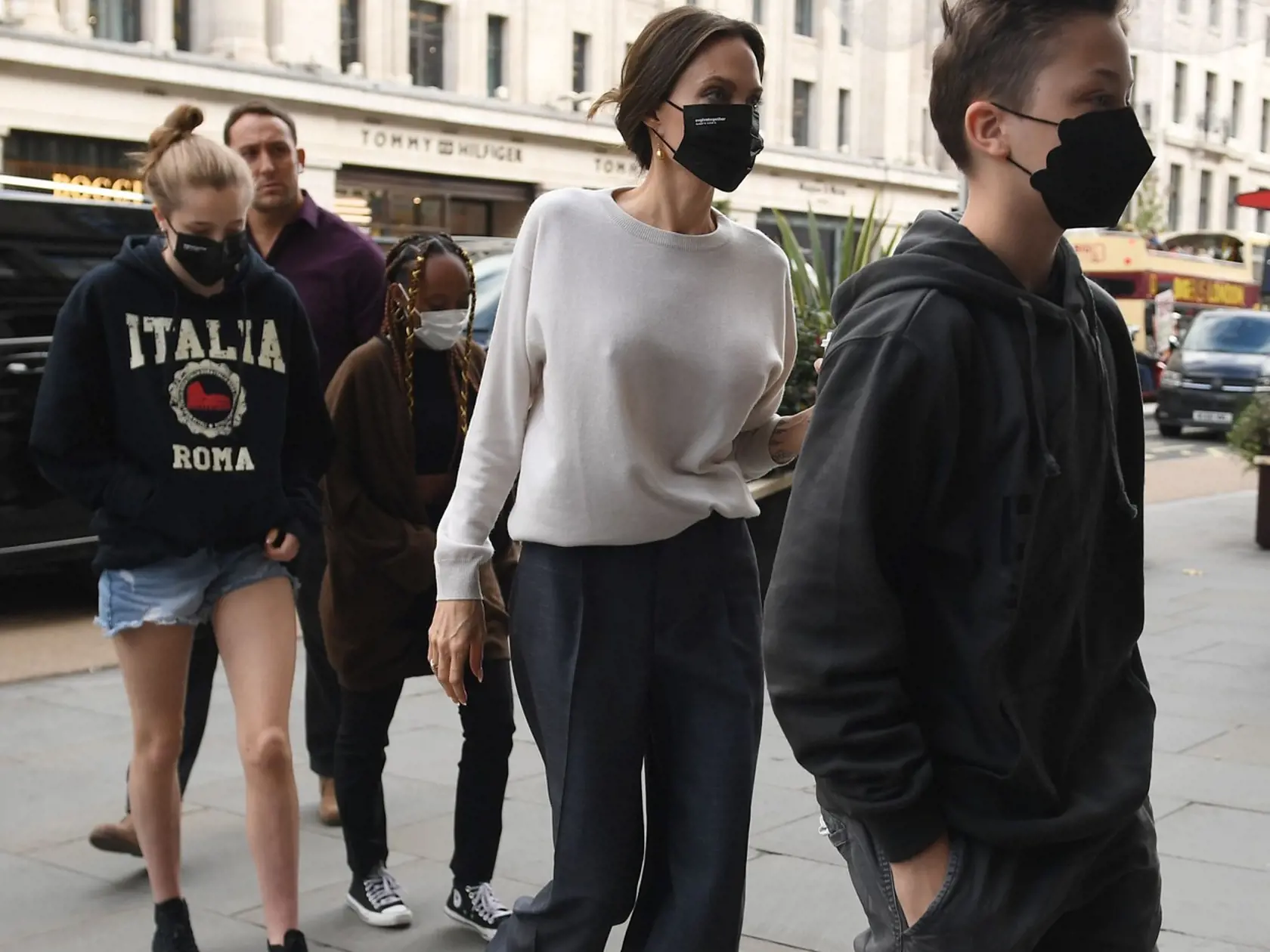 Čo poviete, pristalo to Angeline viac v uliciach Londýna alebo na obálke známeho magazínu?