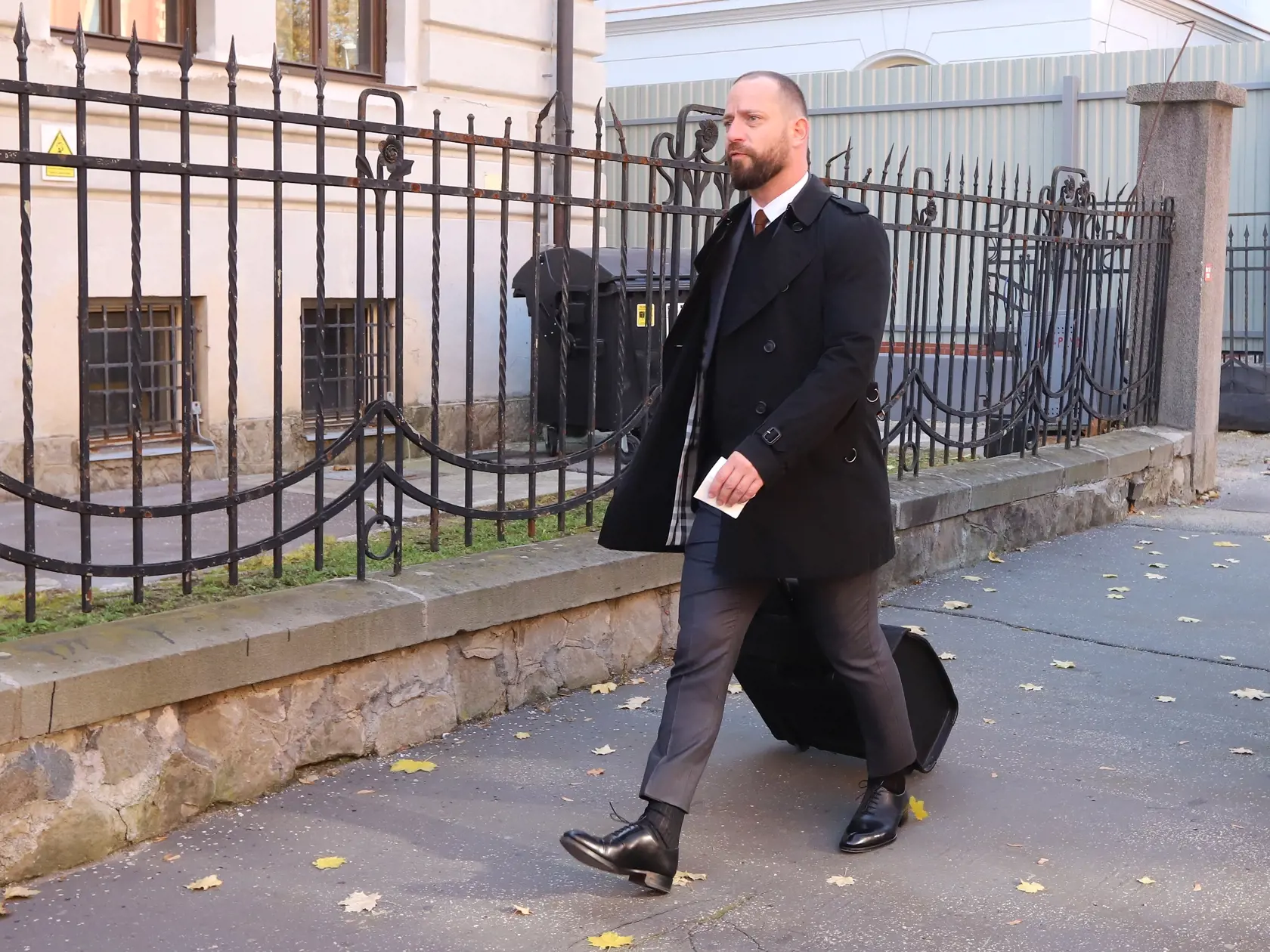 Na Špecializovanom trestnom súde (ŠTS), pracovisku Banská Bystrica, sa začalo rozhodovanie o predĺžení väzby obvineným v rámci policajnej akcie Očistec. Na snímke obhajca obvineného Tibora G. Marek Para prichádza na ŠTS v Banskej Bystrici 26. októbra 2021. FOTO TASR - Ján Krošlák