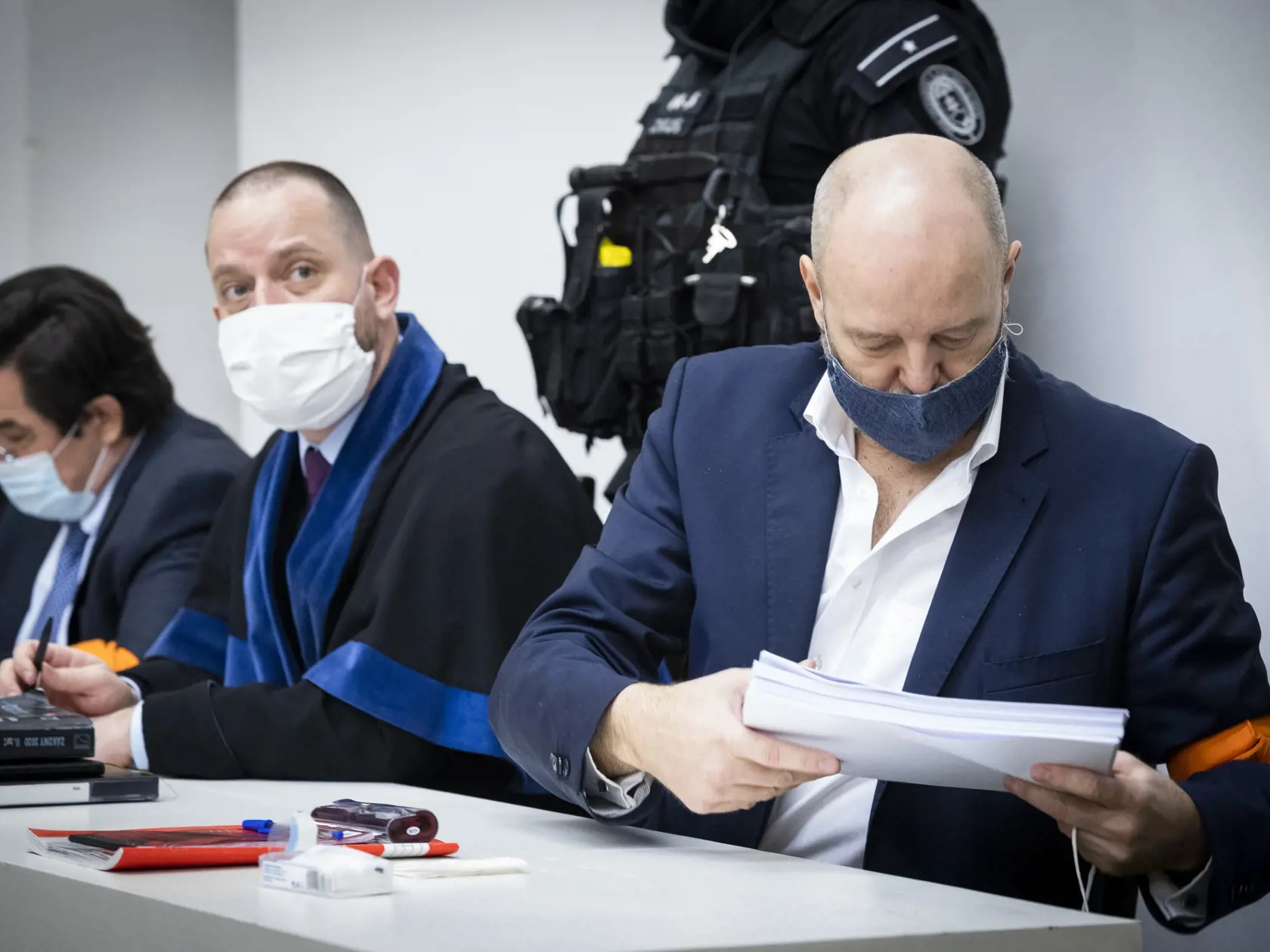 Na snímke zľava obžalovaný Marian K., právny zástupca obžalovaných Marek Para a obžalovaný Pavol R. počas vynesenia rozsudku na pojednávaní na Najvyššom súde SR, ktorý rozhoduje v kauze televíznych zmeniek v Bratislave 12. januára 2021. Najvyšší súd (NS) SR potvrdil v kauze falšovania televíznych zmeniek vinu pre Mariana Kočnera a Pavla Ruska. Odsúdení sú na 19 rokov nepodmienečne, Kočner dostal aj peňažný trest 10.000 eur. FOTO TASR - Jaroslav Novák