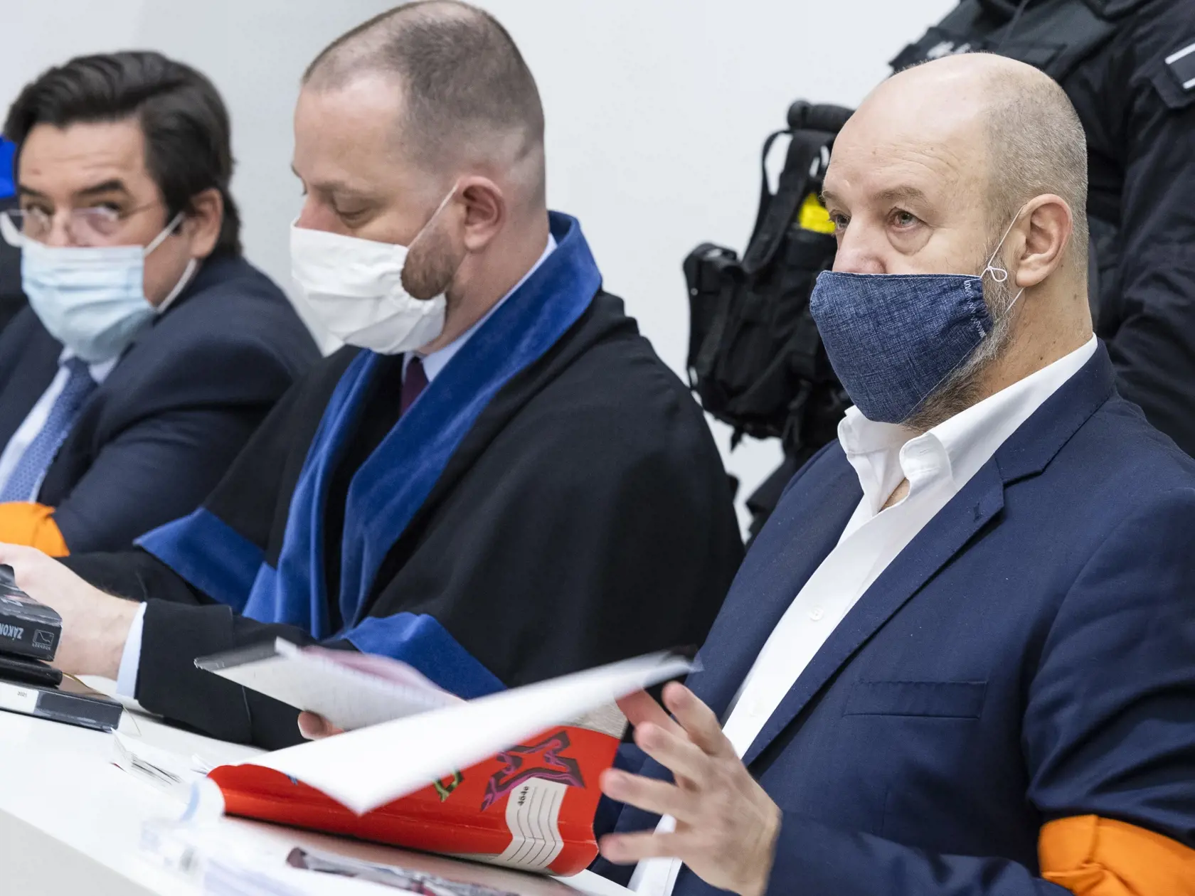 Na snímke zľava obžalovaný Marian K., právny zástupca obžalovaných Marek Para a obžalovaný Pavol R. počas vynesenia rozsudku na pojednávaní na Najvyššom súde SR, ktorý rozhoduje v kauze televíznych zmeniek v Bratislave 12. januára 2021. FOTO TASR - Jaroslav Novák