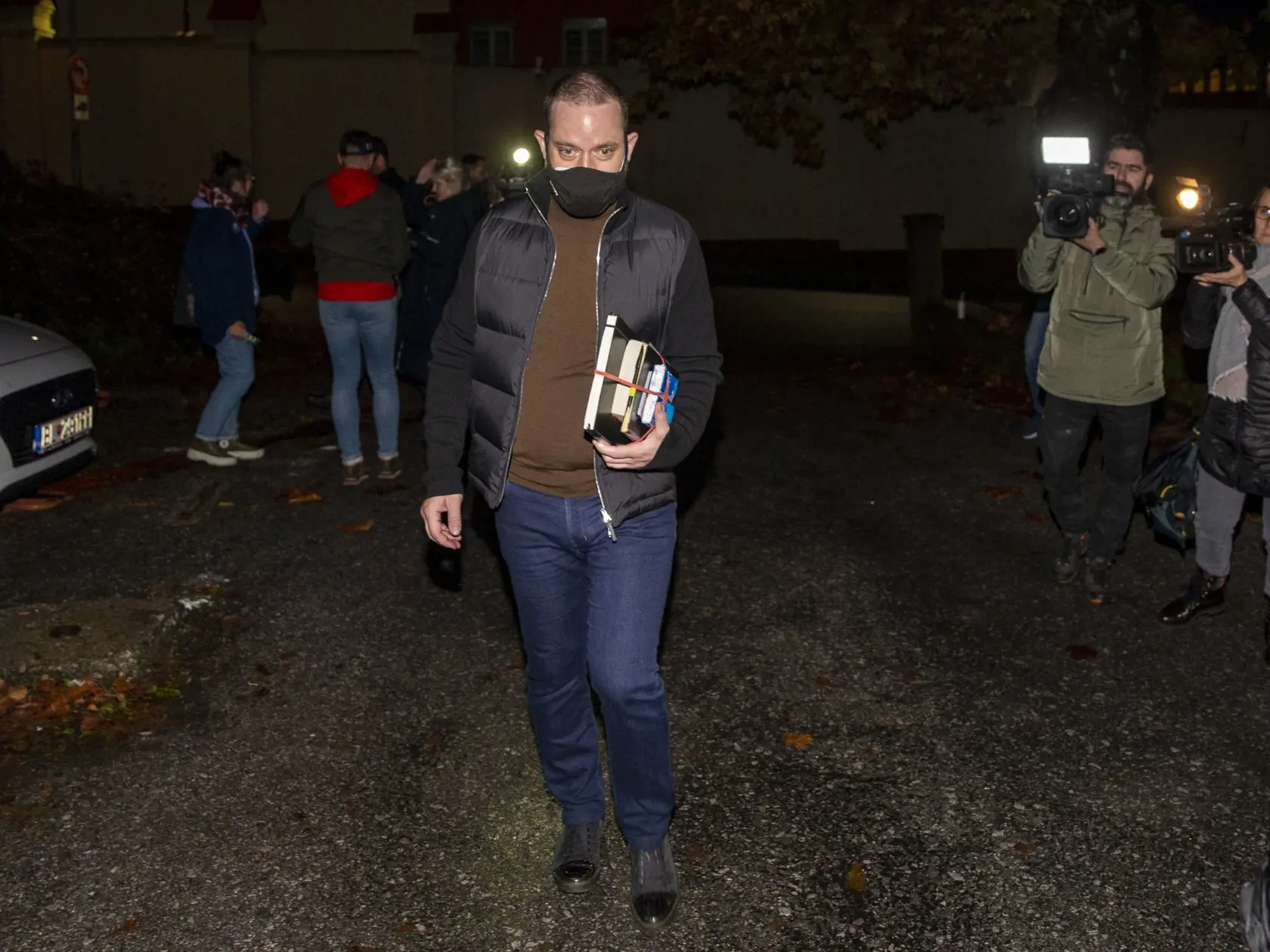 Na snímke je advokát Marek Para ako ide za svojim klientom Tiborom Gašparom. 