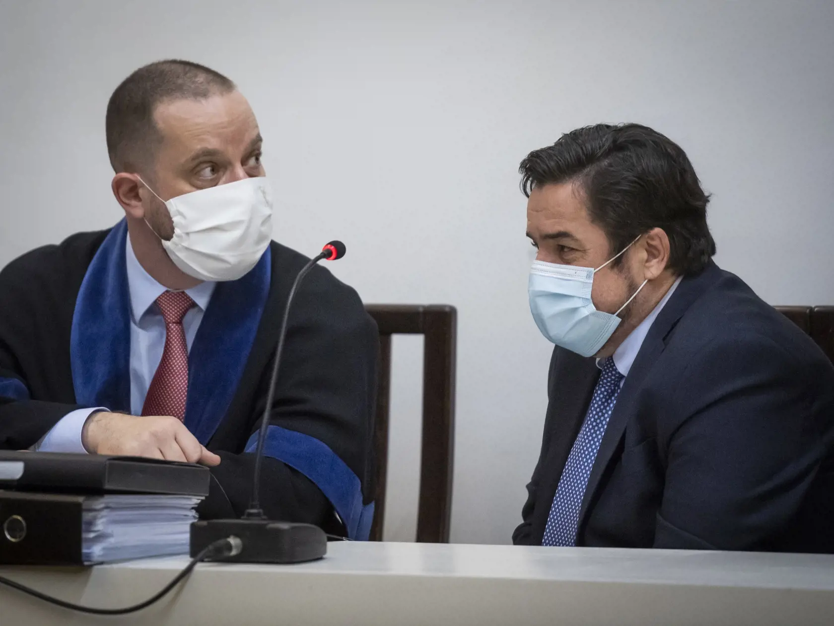 Na snímke zľava právny zástupca Mariana K. Marek Para a obžalovaný Marian K. počas verejného zasadnutia na Najvyššom súde SR v kauze televíznych zmeniek v Bratislave 15. decembra 2020. FOTO TASR - Jaroslav Novák
