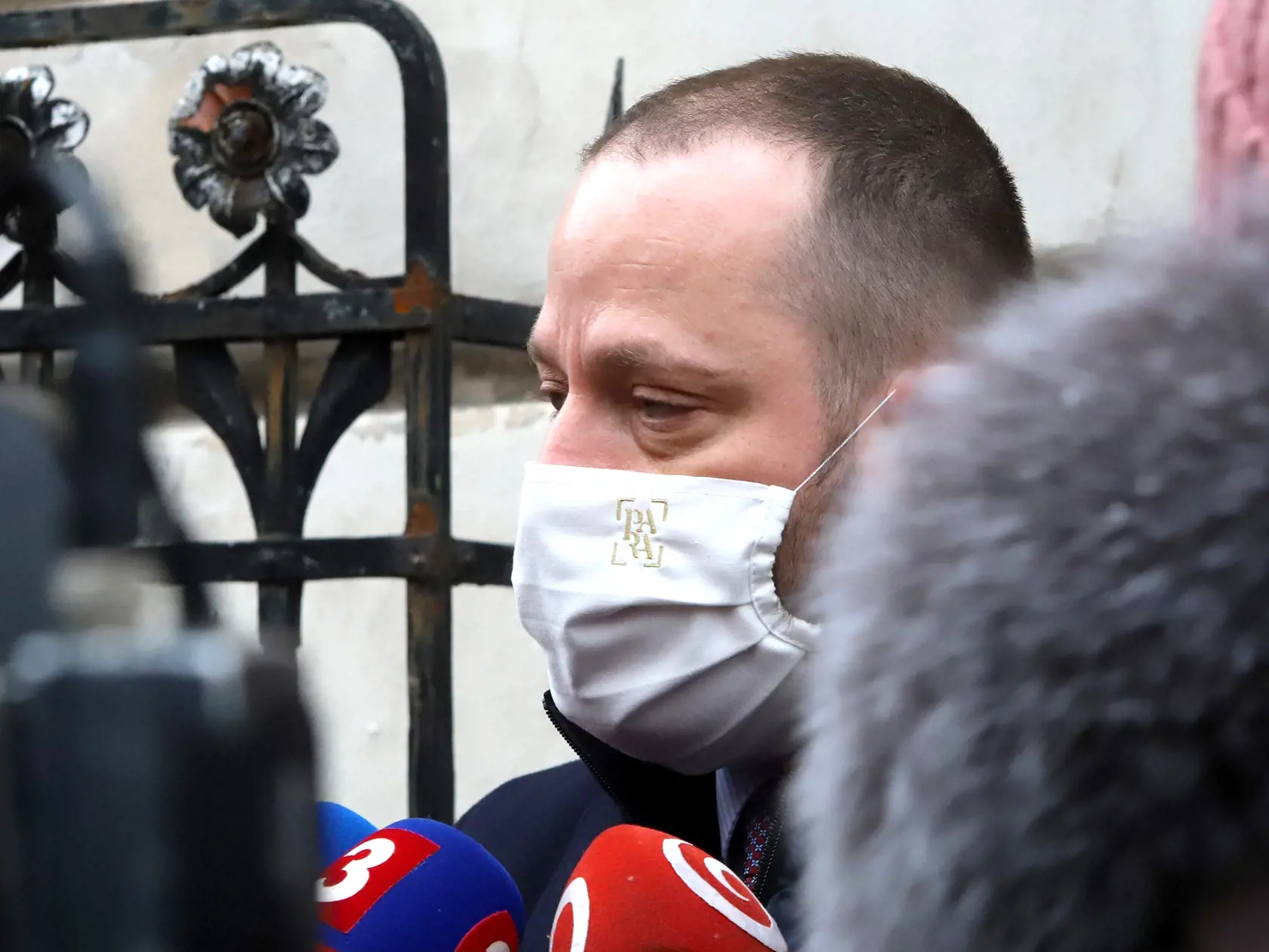 Sudca pre prípravné konanie Špecializovaného trestného súdu (ŠTS), pracovisko Banská Bystrica, rozhoduje o žiadosti bývalého policajného prezidenta Tibora G. o zmenu dôvodu väzby, v ktorej je od novembra 2020. NAKA ho vtedy zadržala v rámci policajnej akcie Očistec. Na snímke Marek Para, obhajca bývalého policajného prezidenta Tibora G. obvineného v rámci akcie Očistec pred budovou Špecializovaného trestného súdu (ŠTS) v Banskej Bystrici 16. februára 2021. FOTO TASR - Ján Krošlák