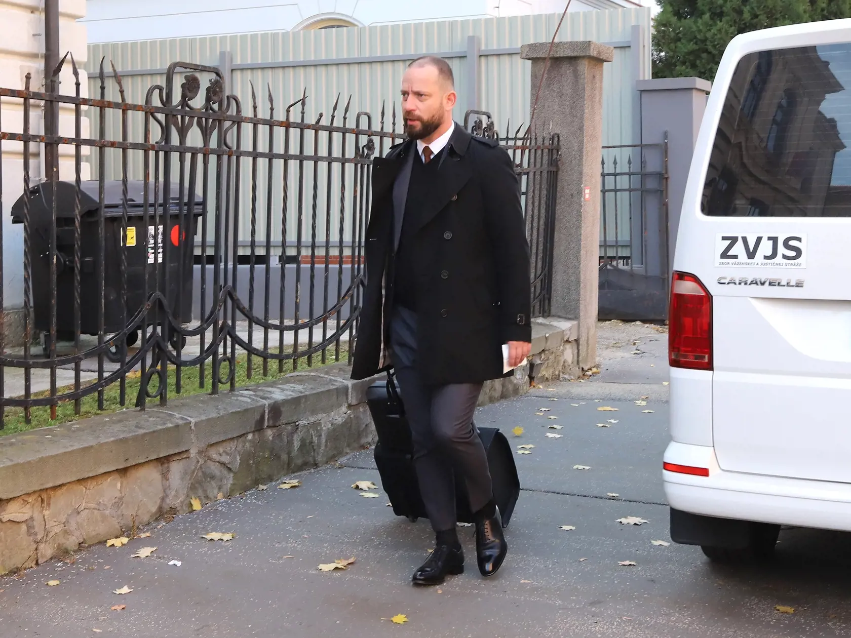 Na Špecializovanom trestnom súde (ŠTS), pracovisku Banská Bystrica, sa začalo rozhodovanie o predĺžení väzby obvineným v rámci policajnej akcie Očistec. Na snímke obhajca obvineného Tibora G. Marek Para prichádza na ŠTS v Banskej Bystrici 26. októbra 2021. FOTO TASR - Ján Krošlák