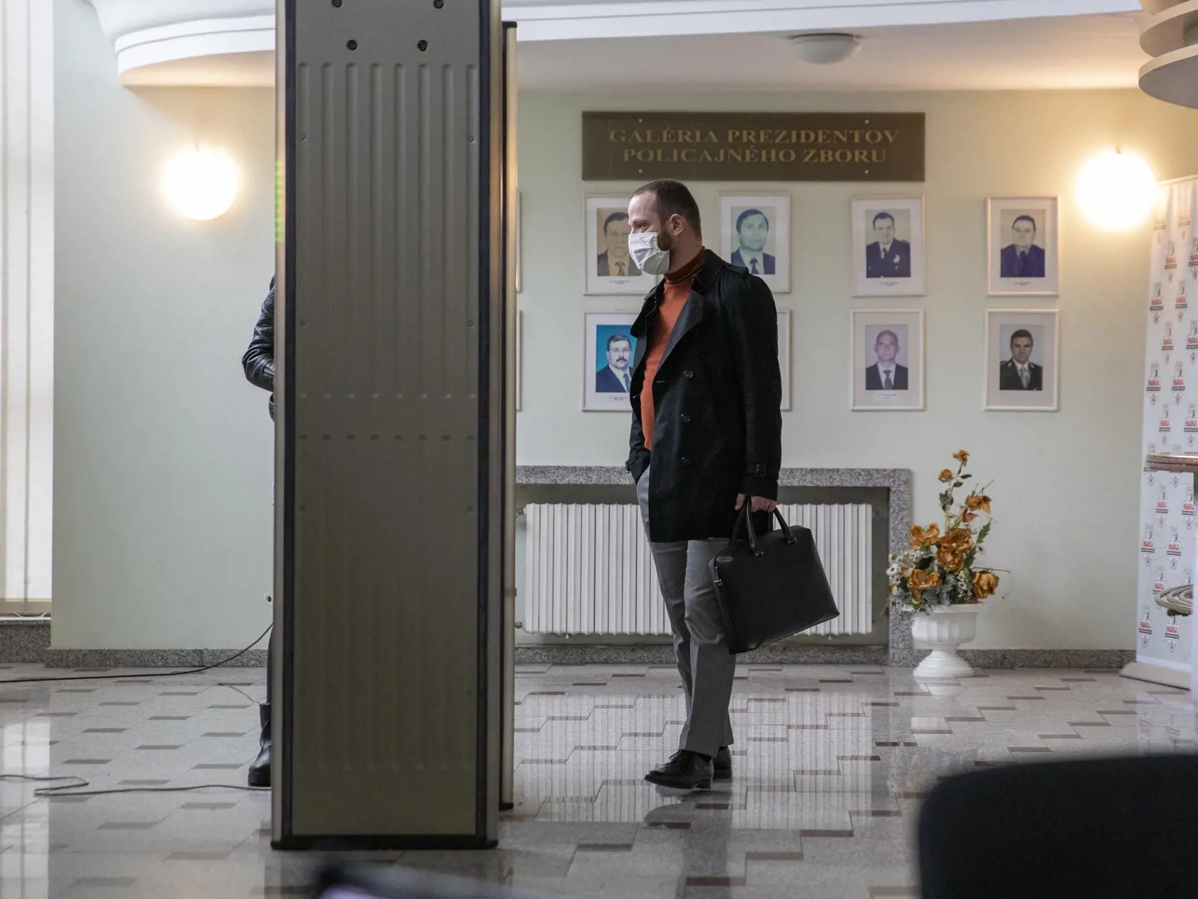 Príchod Norberta Bodora na vysluch na Policajné prezídium 
Na obr. Bodorov obhajca Marek Para