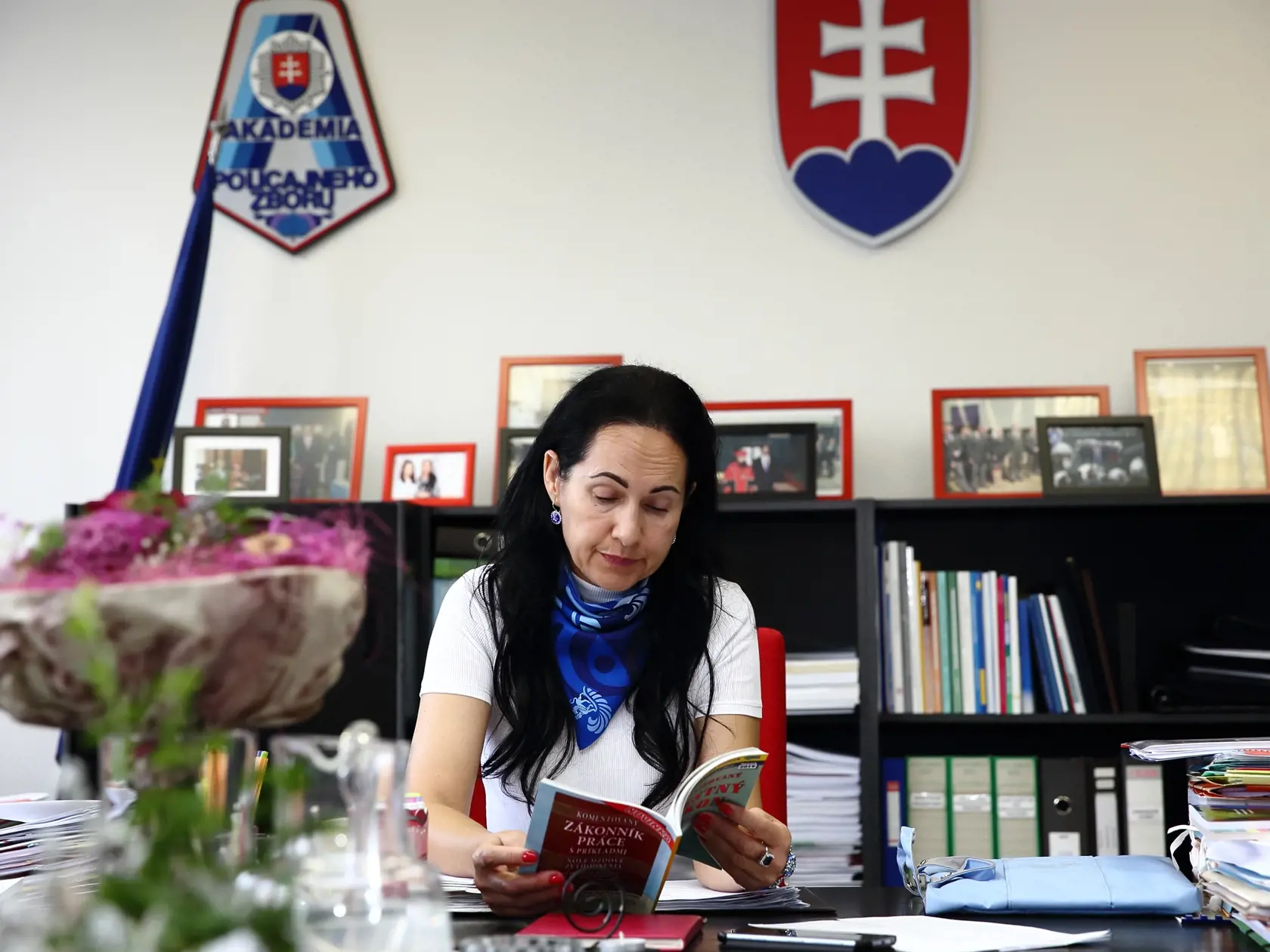Na snímke je Lucia Kurilovská  pri rozhovore.  