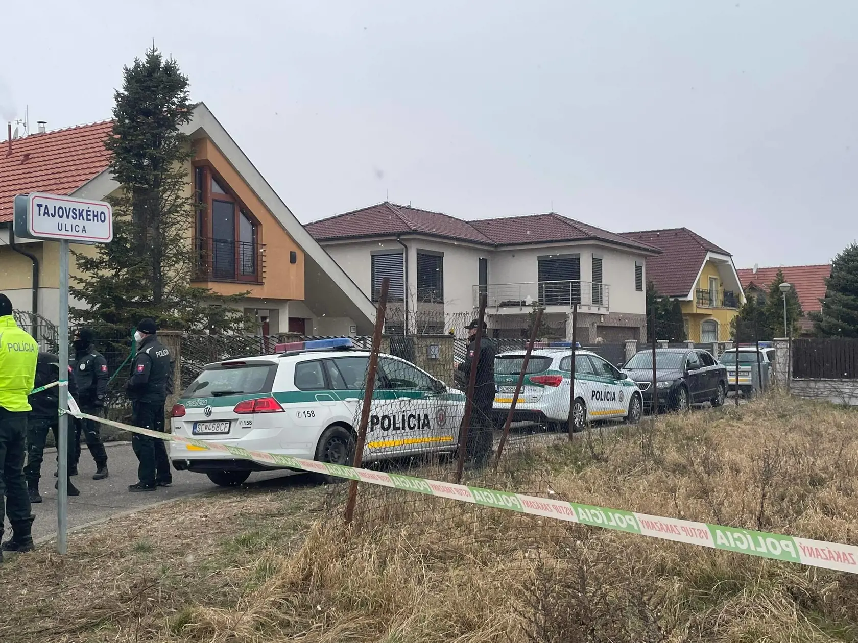 Polícia pred začiatkom protestu v Miloslavove.