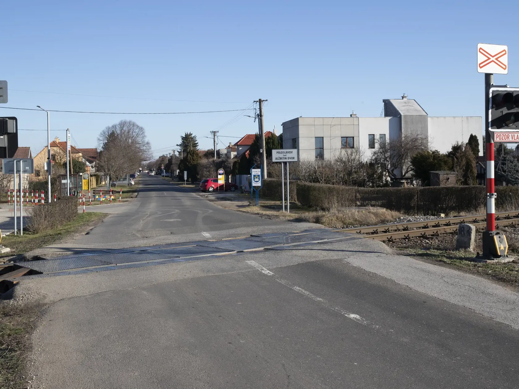 Prípad týranej 11 ročnej Andrey z obce Miloslavov - Alžbetin dvor, ktorú pod vplyvom alkoholu údajne zbili je rovesníci z obce v areáli miestneho bývalého poľnohospodárskeho družstva. Na snímke je obec Miloslavov - Alžbetin dvor.