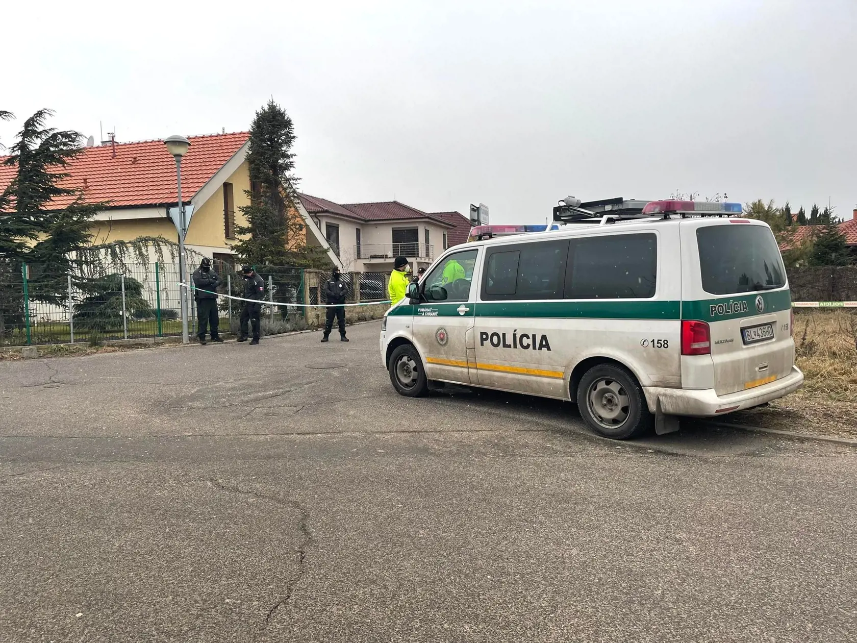 Polícia pred začiatkom protestu v Miloslavove.