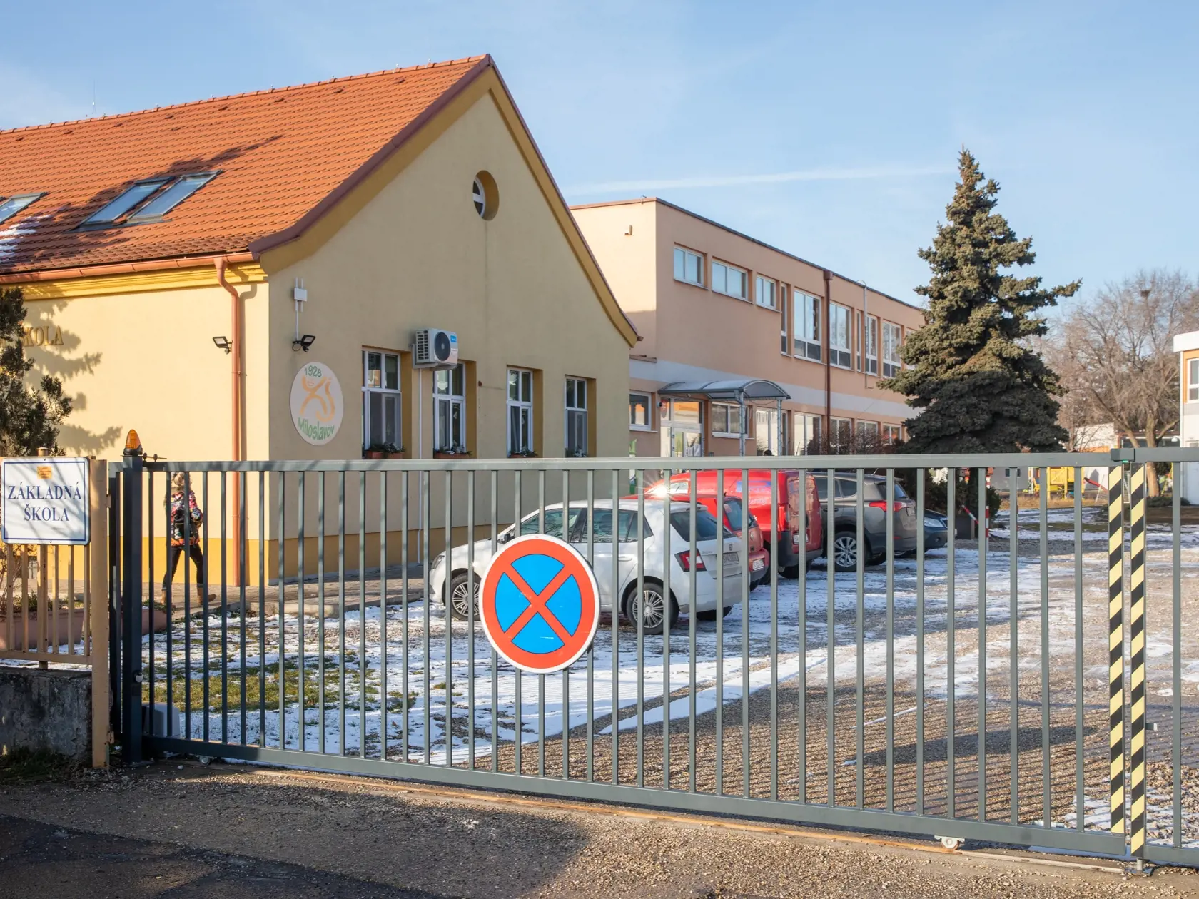 Na snímke je  areál základnej školy v obci Miloslavov.