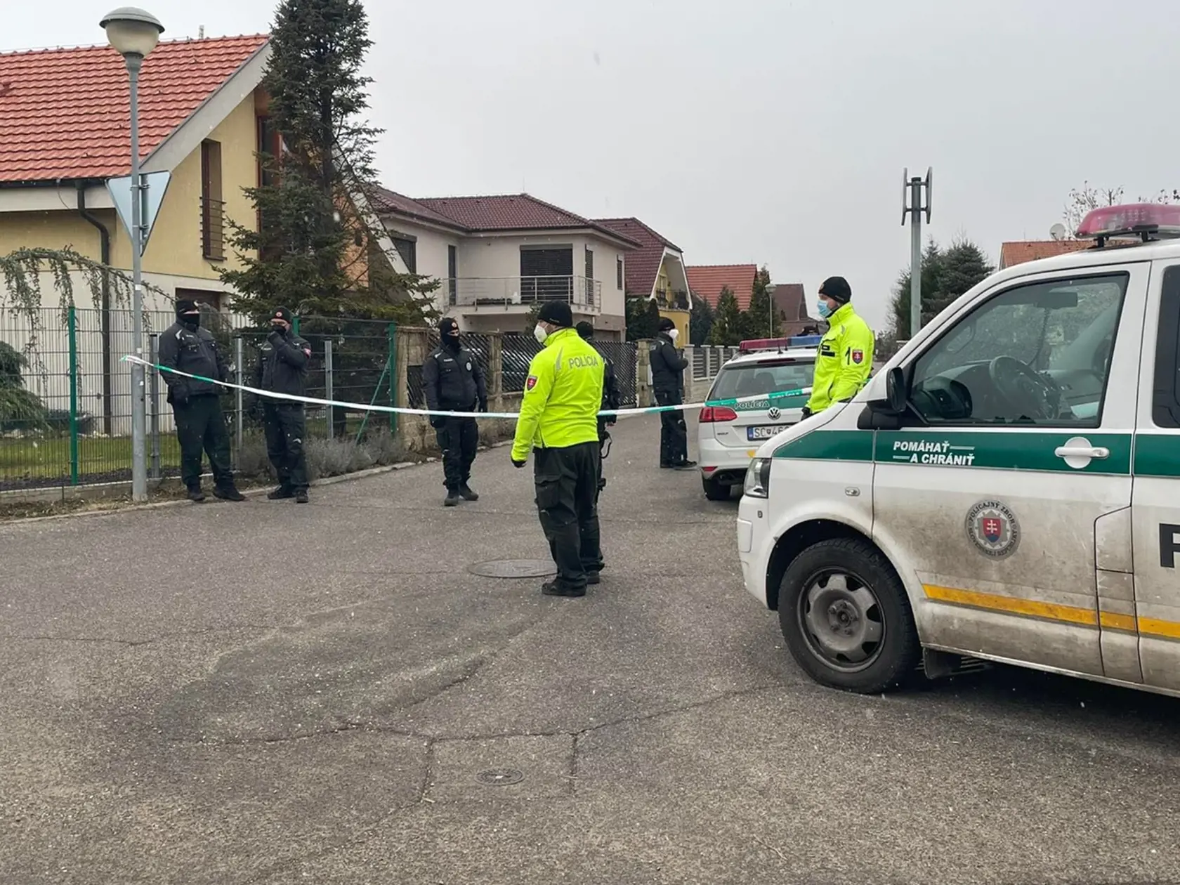 Polícia pred začiatkom protestu v Miloslavove.