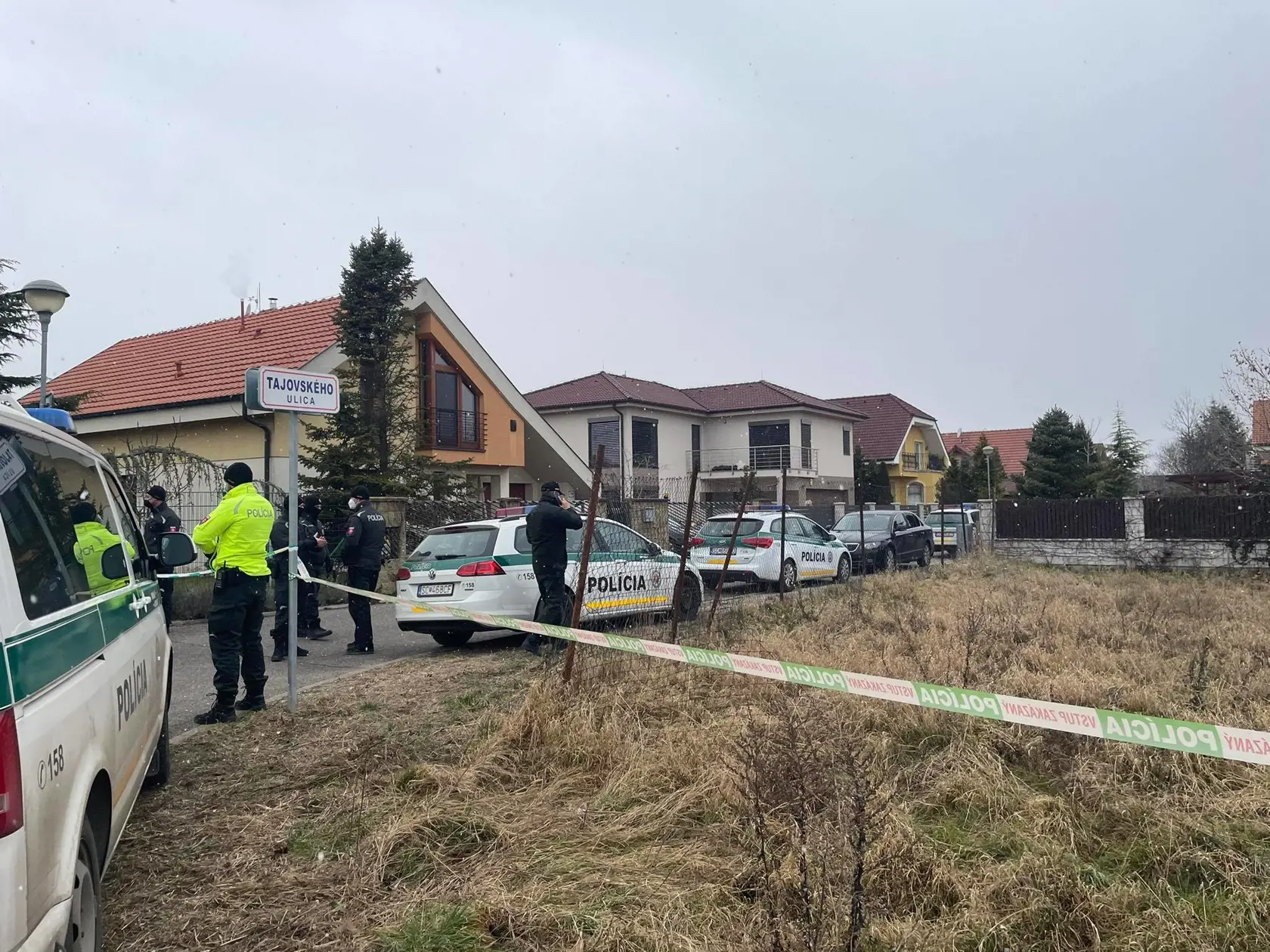 Polícia pred začiatkom protestu v Miloslavove.