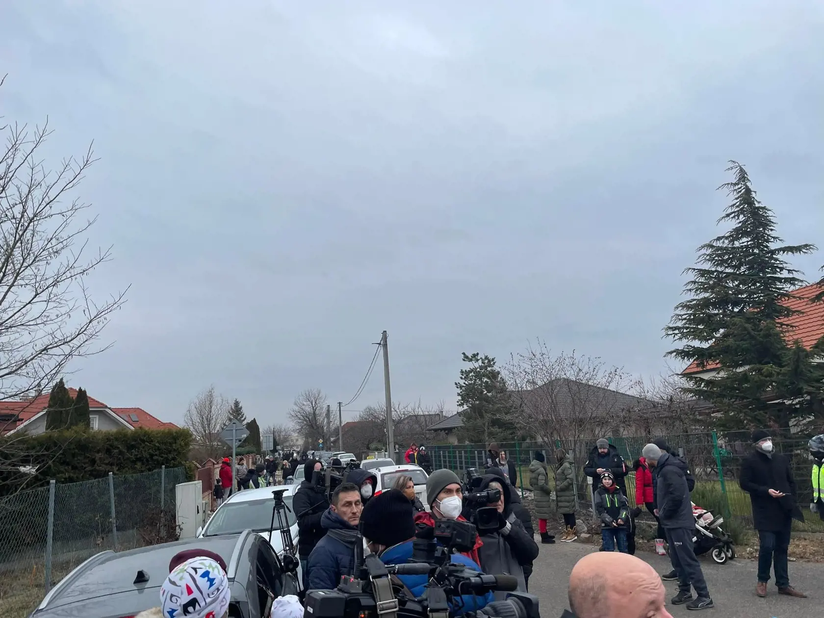 Protest v Miloslavove pred domom údajnej útočníčky v prípade zbitej 11-ročnej školáčky. Polícia ulicu zatvorila.