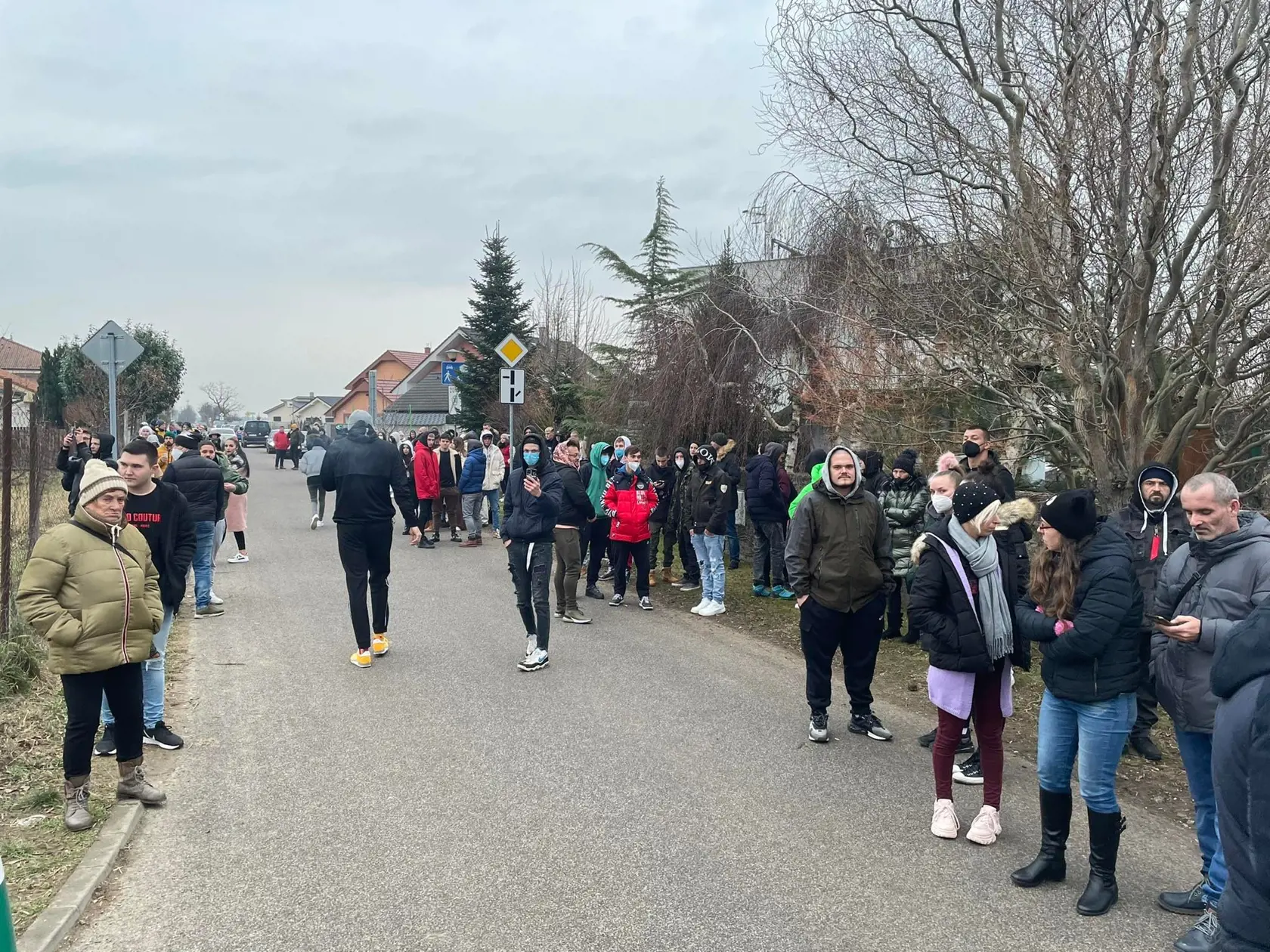 Protest v Miloslavove pred domom údajnej útočníčky v prípade zbitej 11-ročnej školáčky. Polícia ulicu zatvorila.
