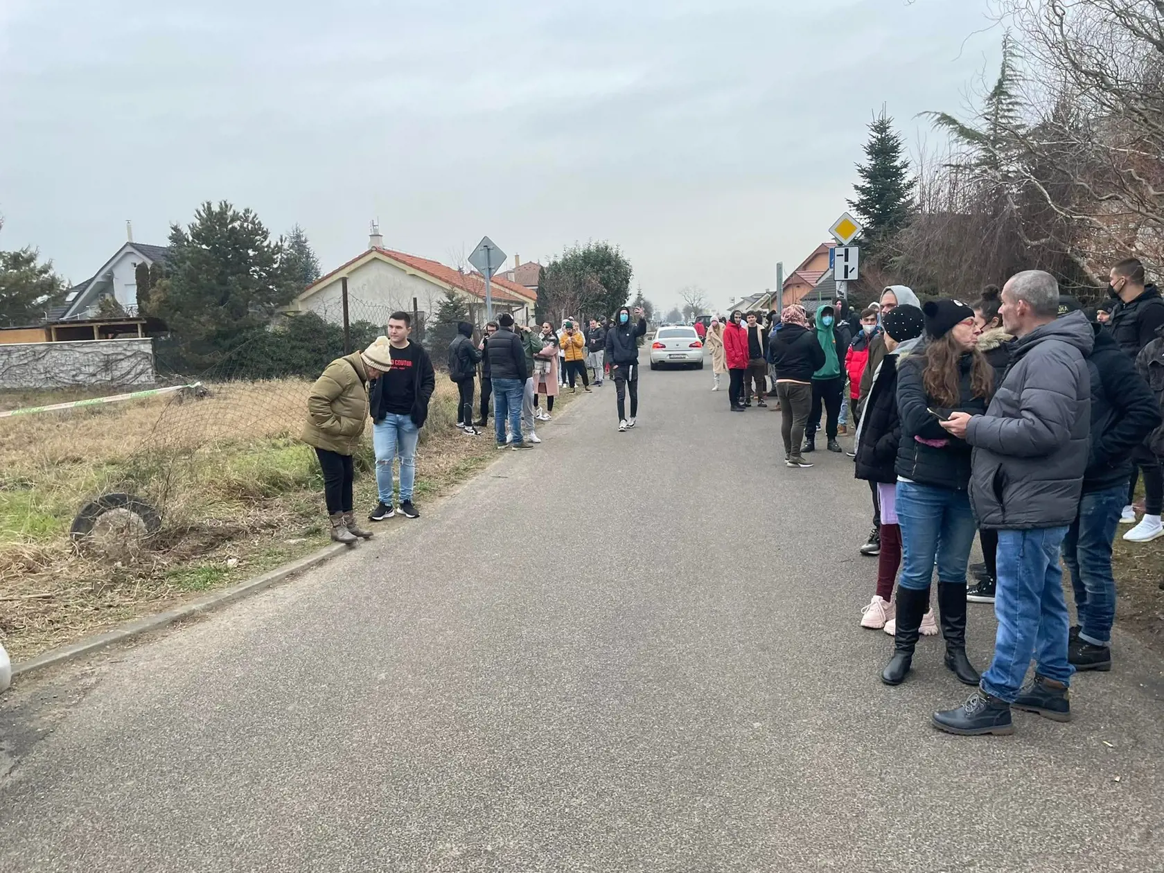 Protest v Miloslavove pred domom údajnej útočníčky v prípade zbitej 11-ročnej školáčky. Polícia ulicu zatvorila.