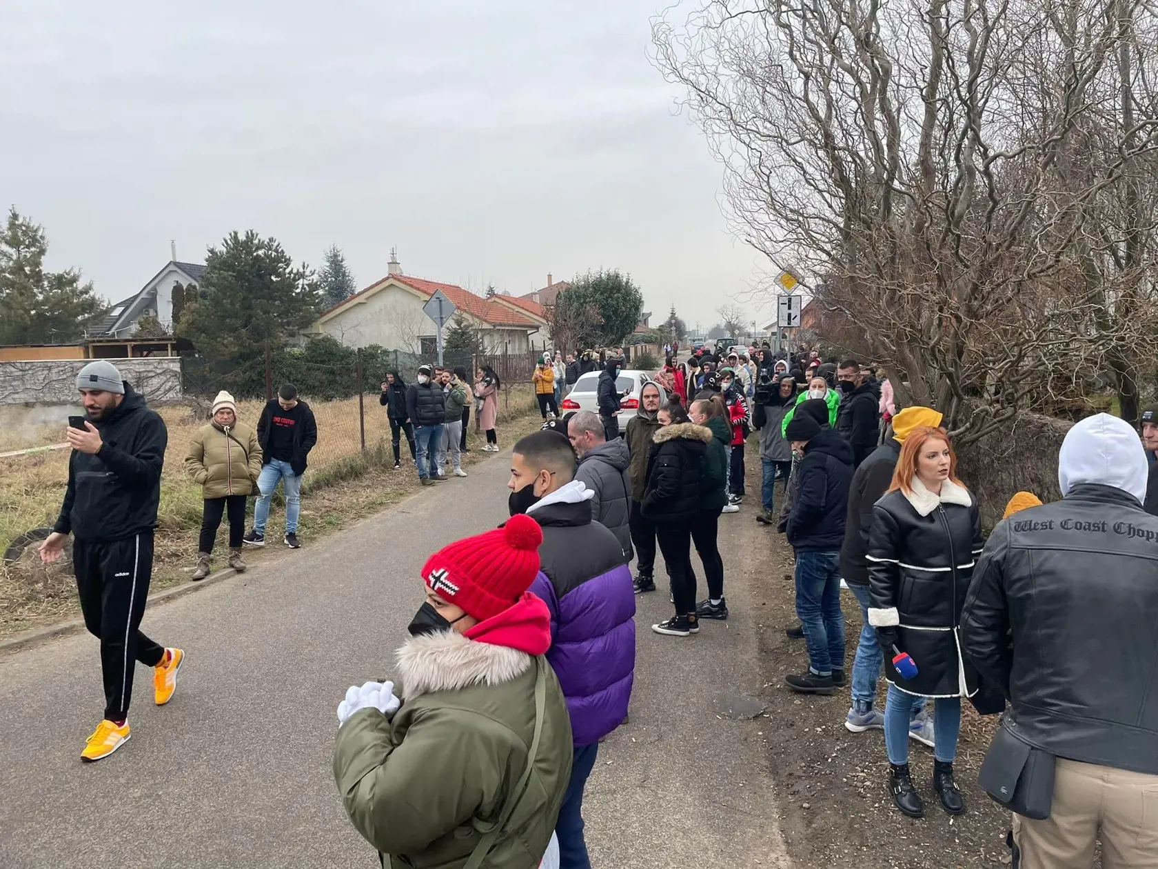 Protest v Miloslavove pred domom údajnej útočníčky v prípade zbitej 11-ročnej školáčky. Polícia ulicu zatvorila.