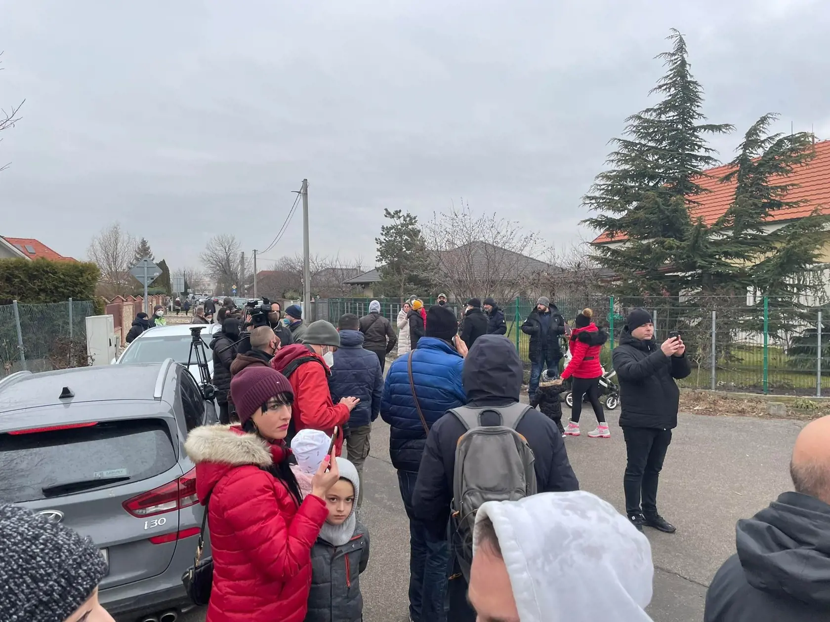 Protest v Miloslavove pred domom údajnej útočníčky v prípade zbitej 11-ročnej školáčky. Polícia ulicu zatvorila.