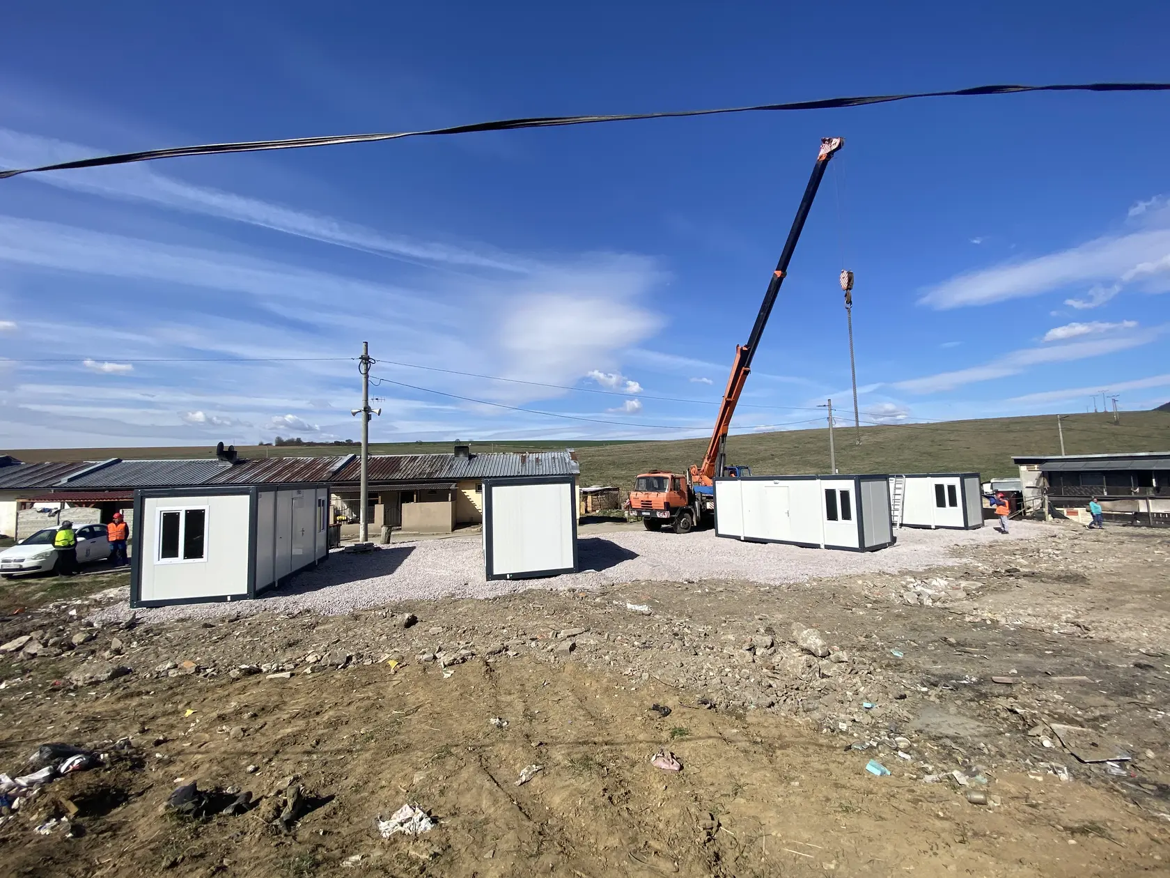 Do osady vo Veľkom Šariši, na miesto, kde pri tragickom požiari z 19. na 20. marca zhorelo niekoľko obydlí, priviezli 7 nových unimobuniek. Po ich zapojení na elektrickú energiu budú odovzdané do užívania evakuovaným osobá